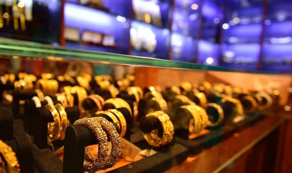 Gold, Silver Price:  দশেরার আগে আরও সস্তা সোনা, বাড়ল রুপোর দাম; দুই ধাতুর আজকের দর কত?