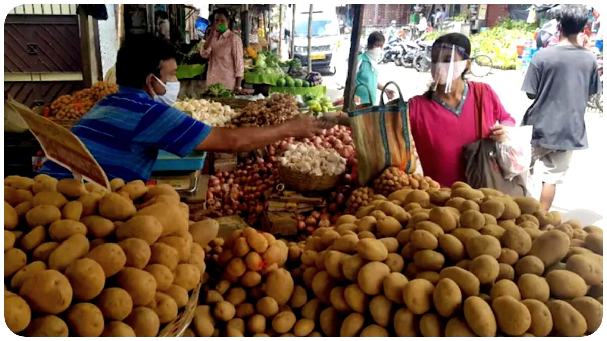 Aajker Bazar Dar: বাজারদর আগুন! জেনে নিন লক্ষ্মীপুজোর আগে সবজি-মাছ-মাংসের দাম