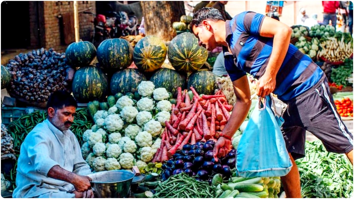 Aajker Bazar Dar: লক্ষ্মীপুজোর আগে ফের ঊর্ধ্বমুখী বাজারদর! দেখে নিন সবজি-মাছ-মাংসের দর