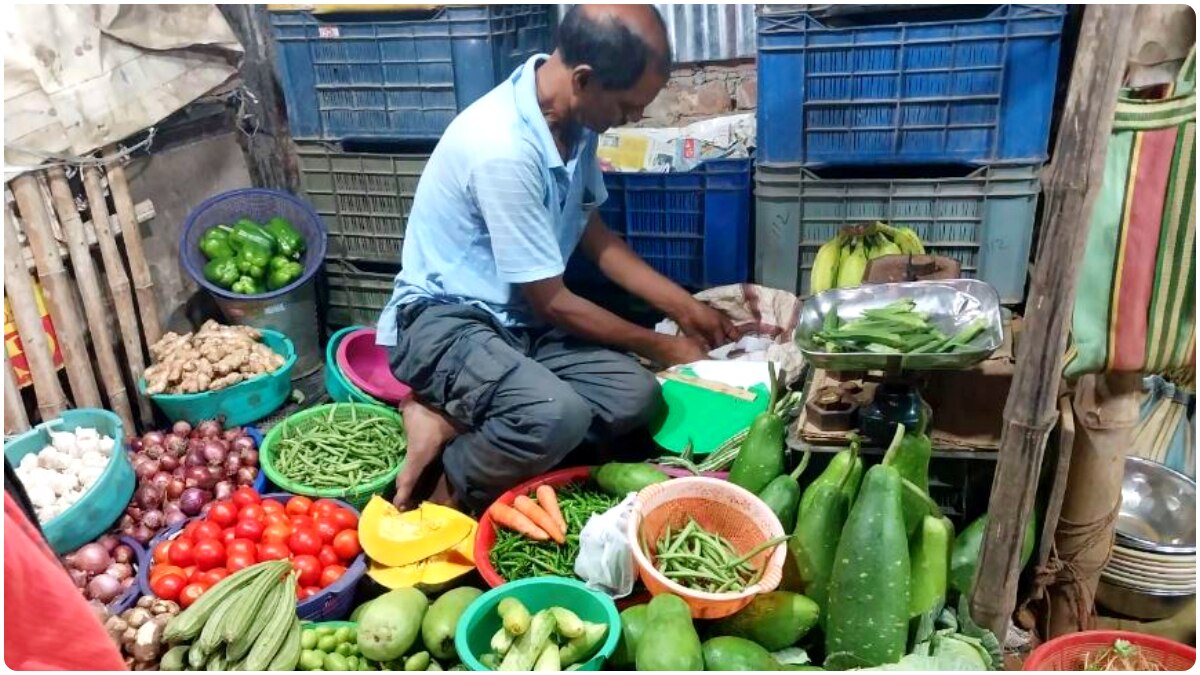 Aajker Bazar Dar: বাজারদর আগুন! জেনে নিন লক্ষ্মীপুজোর আগে সবজি-মাছ-মাংসের দাম