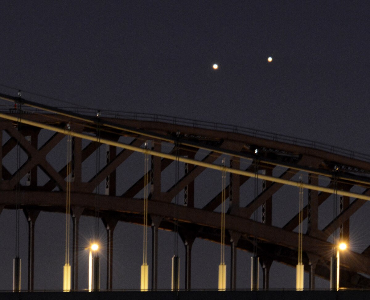 শুক্র এবং বৃহস্পতির সঙ্গে একই সরলরেখায় আসে চাঁদ শুক্র এবং বৃহস্পতির সঙ্গে একই সরলরেখায় আসে চাঁদ