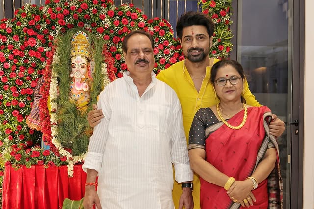 বাবা-মায়ের সঙ্গে দেব