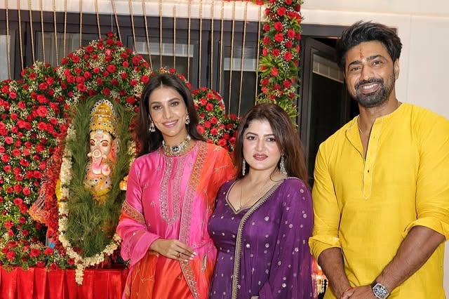 দেবের বাড়ির পুজোয় শ্রাবন্তী