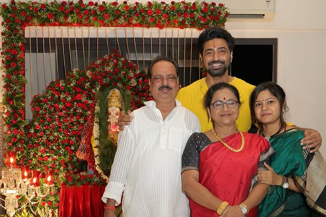 দেব ও তাঁর পরিবার