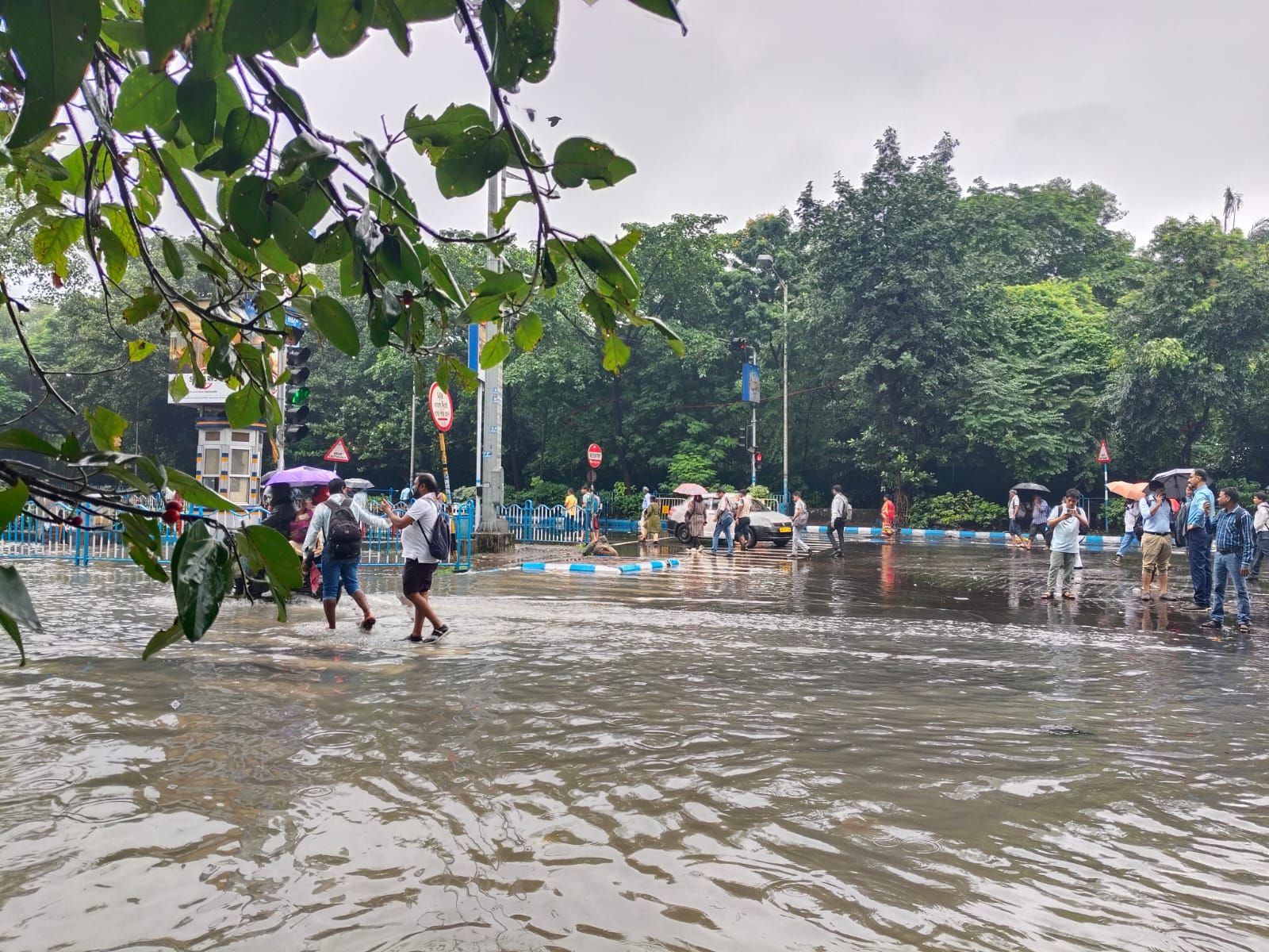 একের পর এক ট্রেন বাতিল