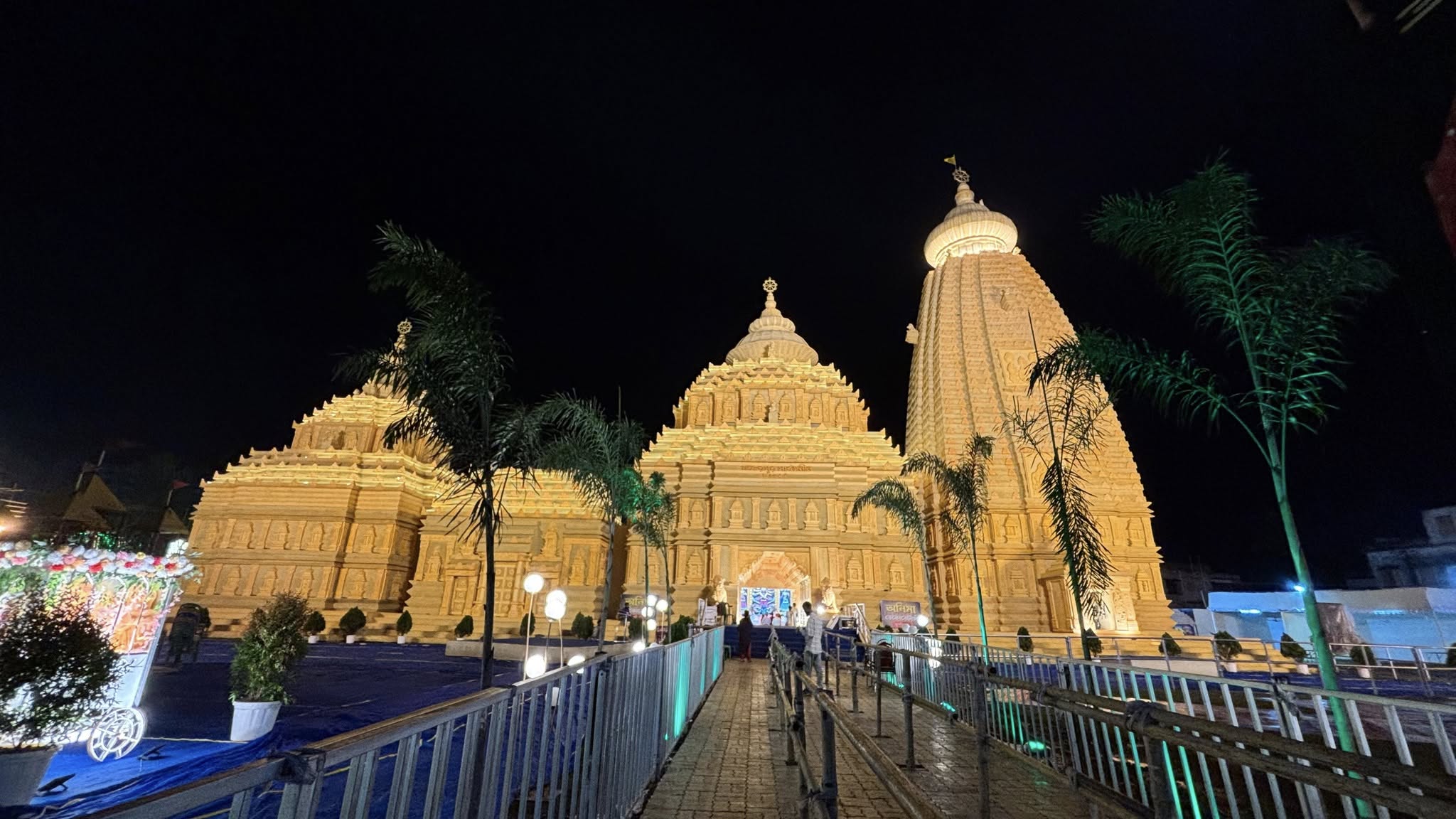 আসানসোলে জেলার সেরা পুজোর সম্মান পেয়েছে আপকার গার্ডেন দুর্গাপুজো কমিটি। 