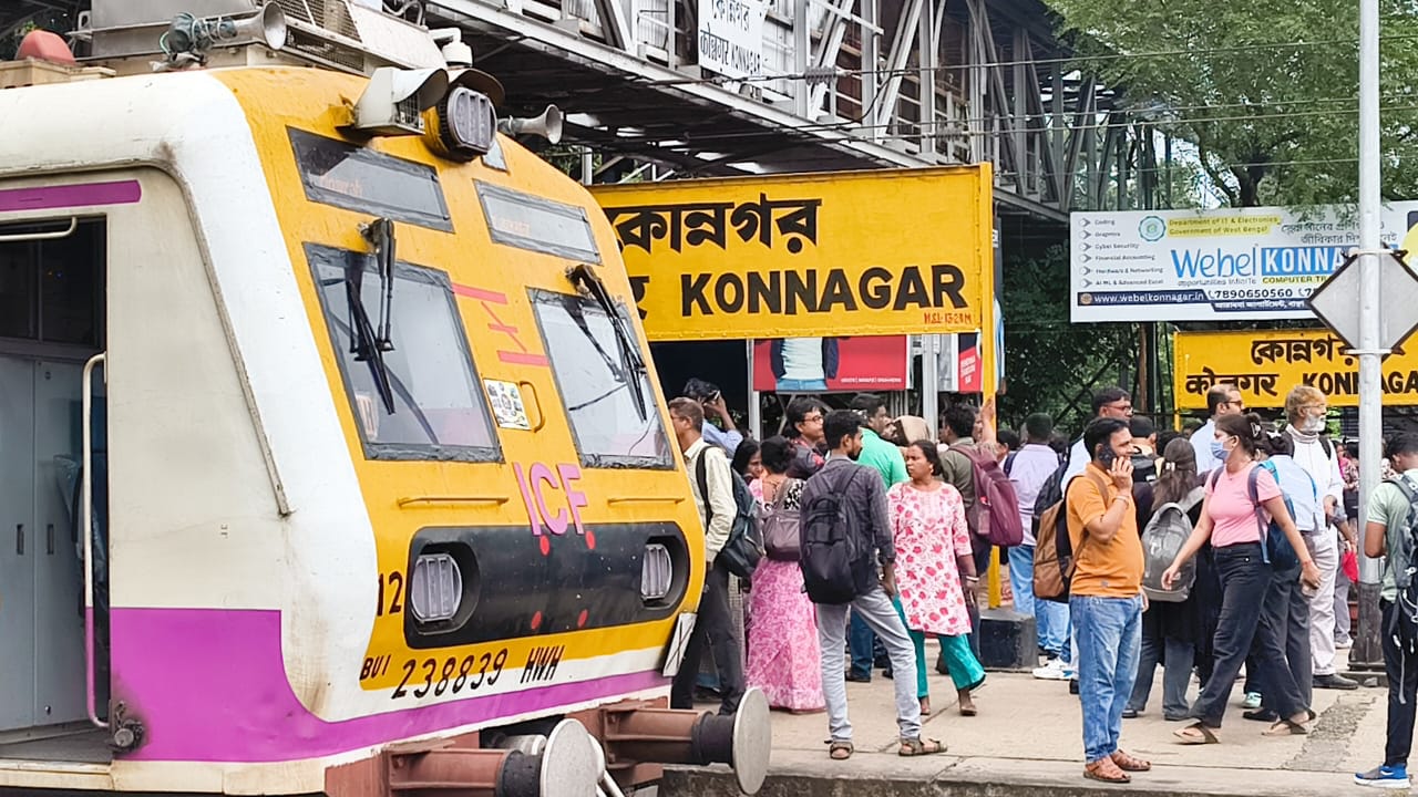 টানা বৃষ্টিতে লাইনে বারবার নতুন করে জল