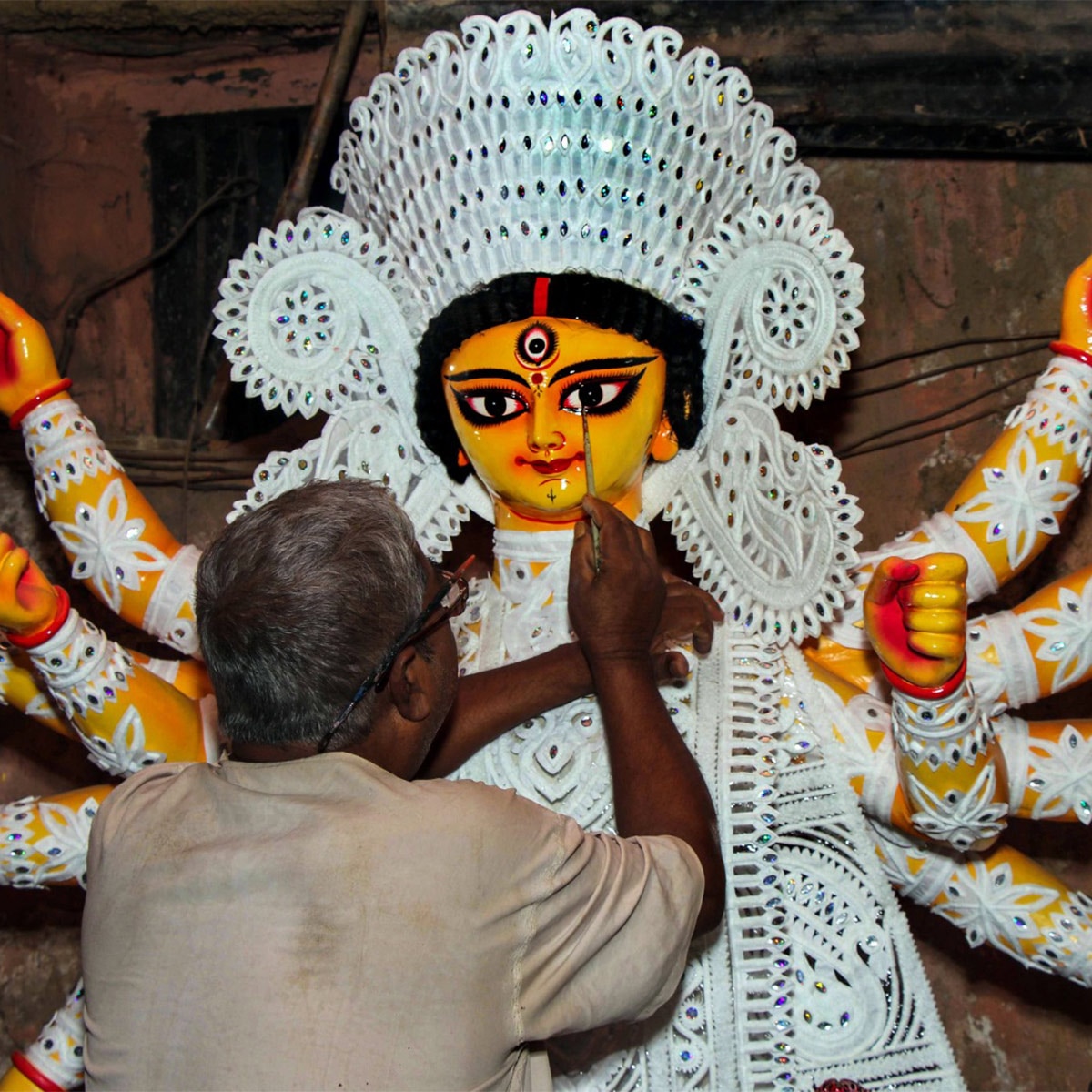 durga eyes painting ritual