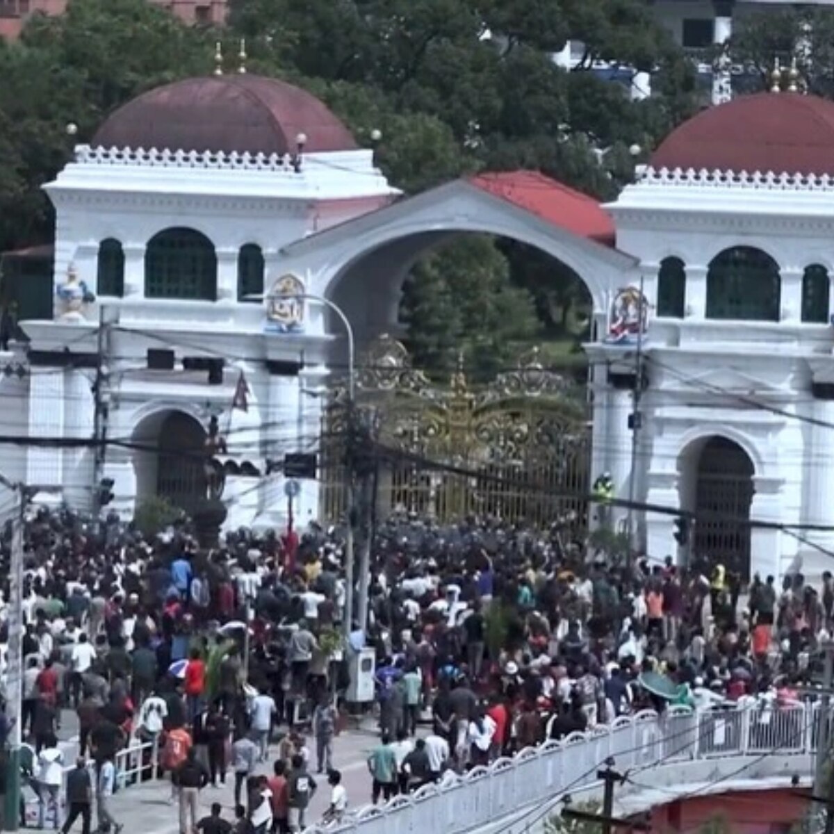 নেপালে বিক্ষোভকারীরা প্রাক্তন প্রধানমন্ত্রী শের বাহাদুর দেউবা