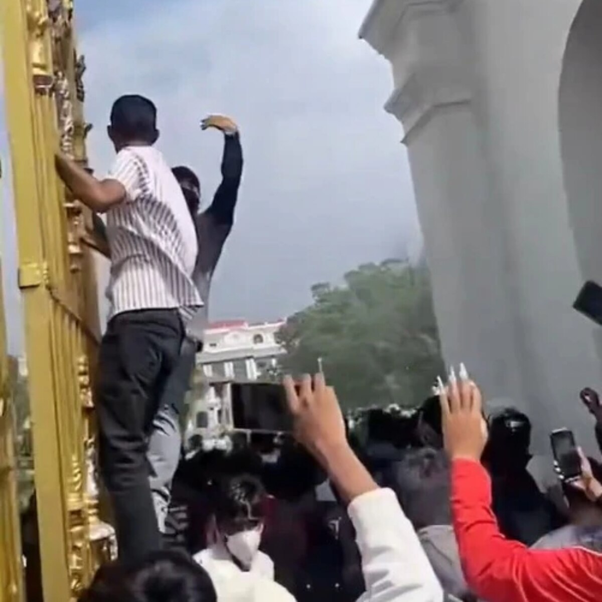 পুলিশের গুলিতে হতাহতের ঘটনায় পদত্যাগ করেছেন স্বরাষ্ট্রমন্ত্রী রমেশ লেখক