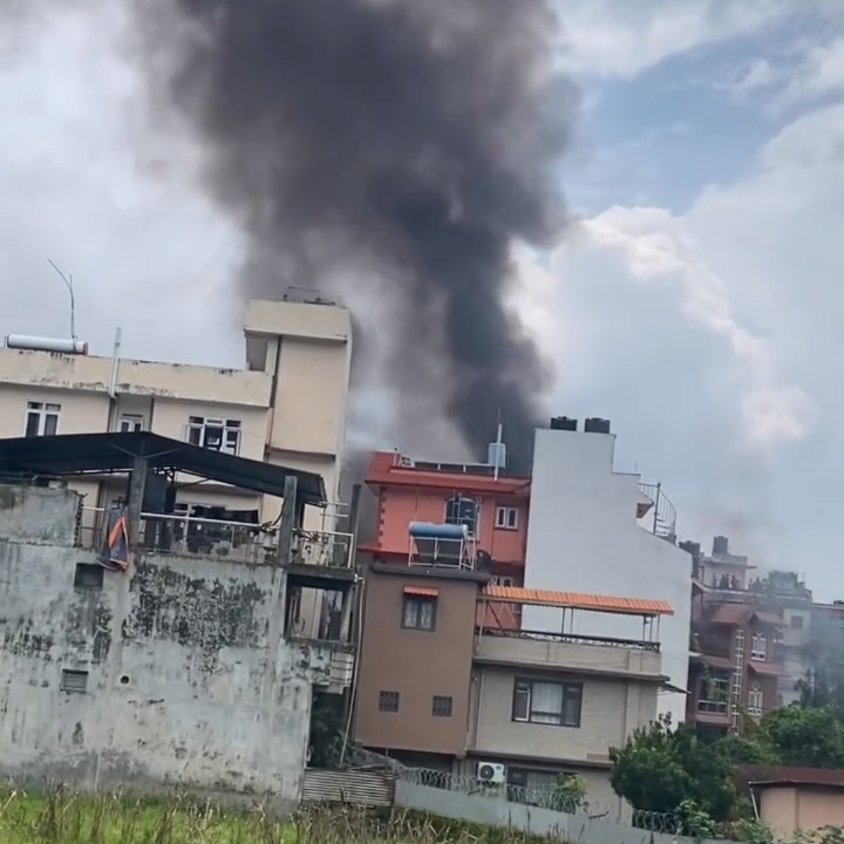 কাঠমান্ডু সহ বিভিন্ন শহরে সংসদ ভবনের সামনে জড়ো হন হাজার হাজার তরুণ, তরুণী