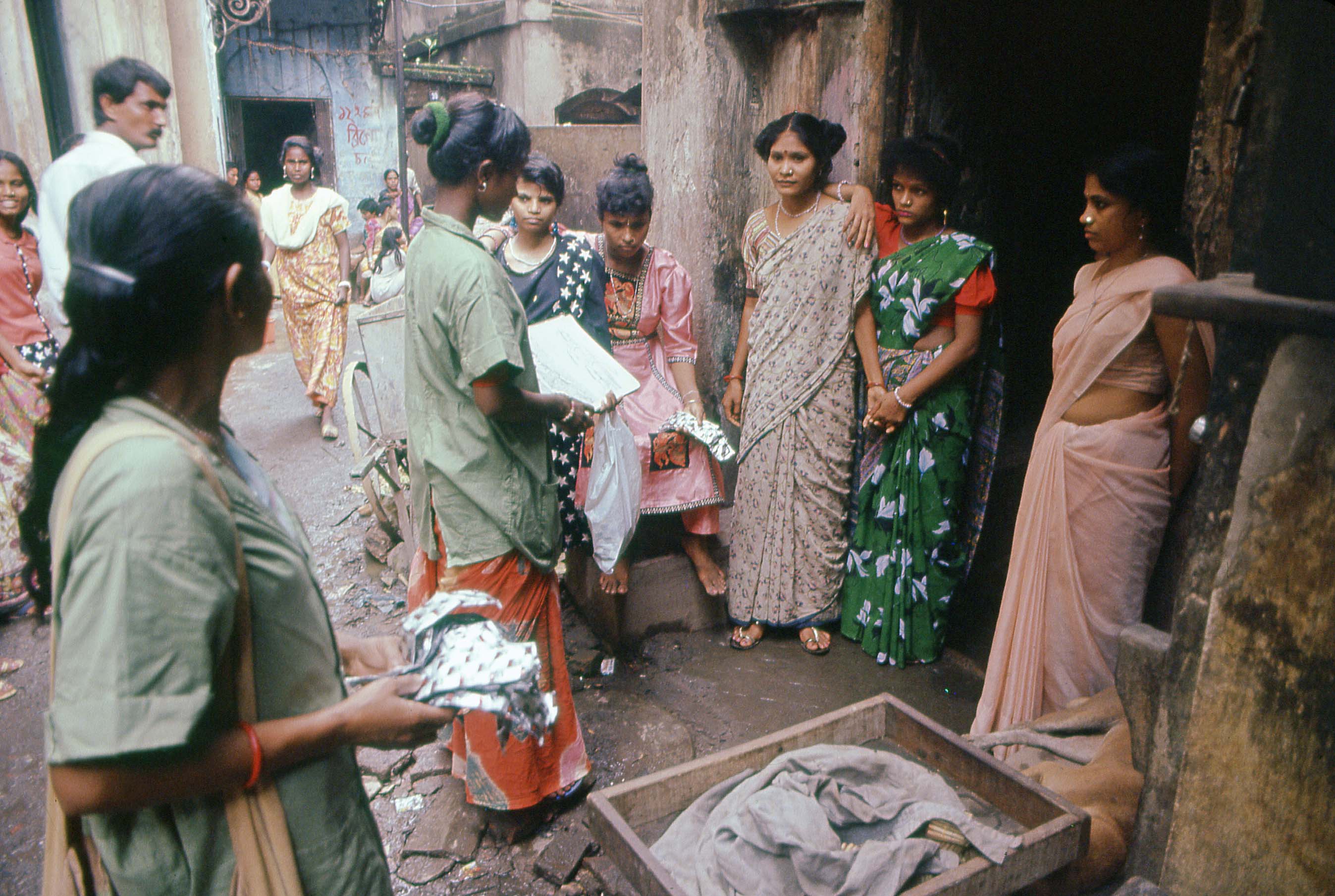 প্রায় ১০ হাজার যৌনকর্মী 