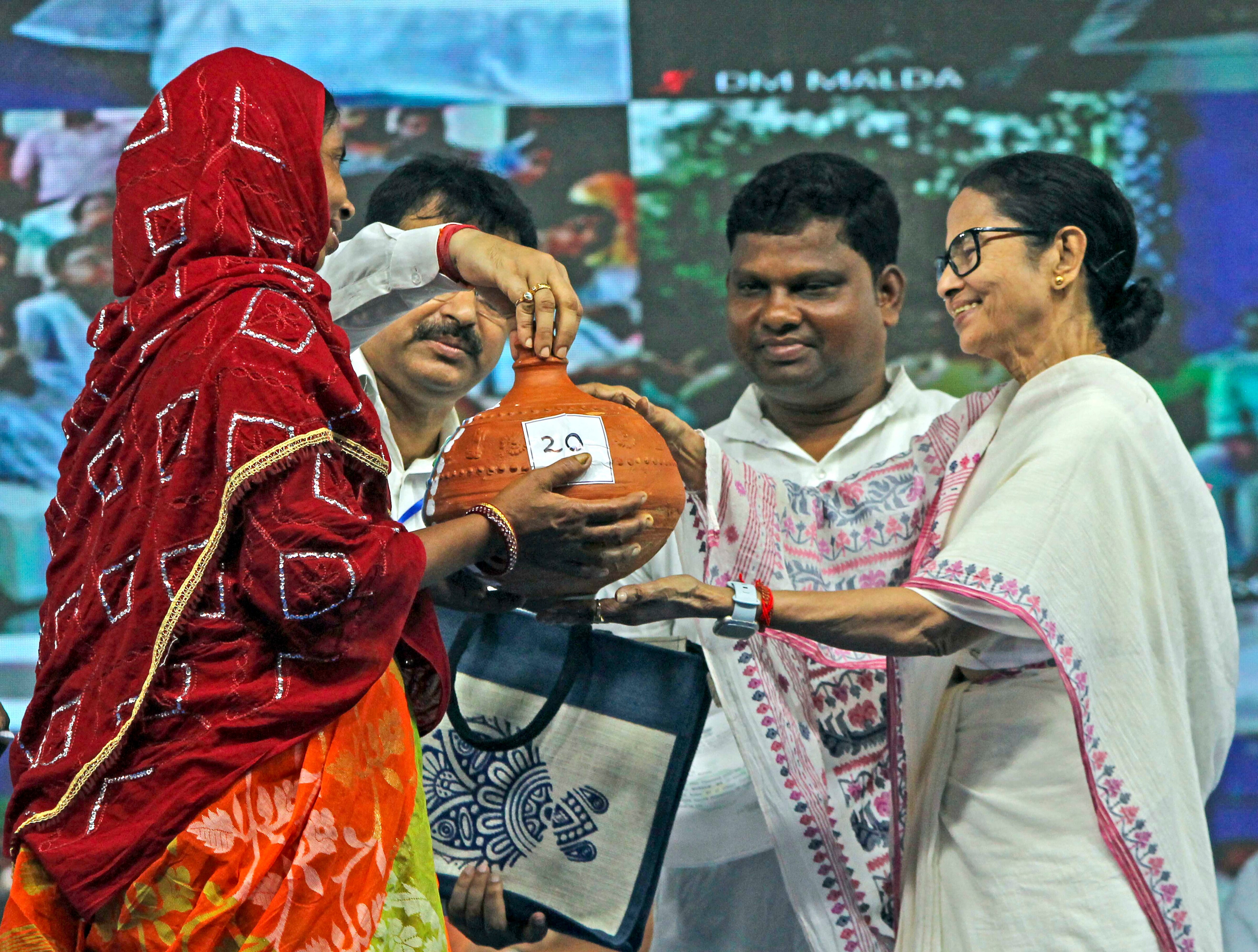 আগাম ঢুকবে লক্ষ্মীর ভাণ্ডারের টাকা 
