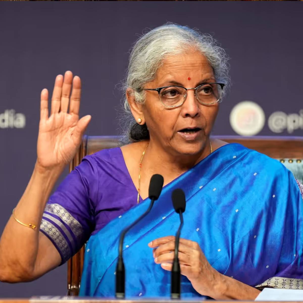 কেন্দ্রীয় সরকার নতুন জিএসটি স্ল্যাব ঘোষণা করেছে। এখন সকল ধরণের পণ্য ও পরিষেবার উপর কেবল ৫% এবং ১৮% জিএসটি প্রযোজ্য হবে।