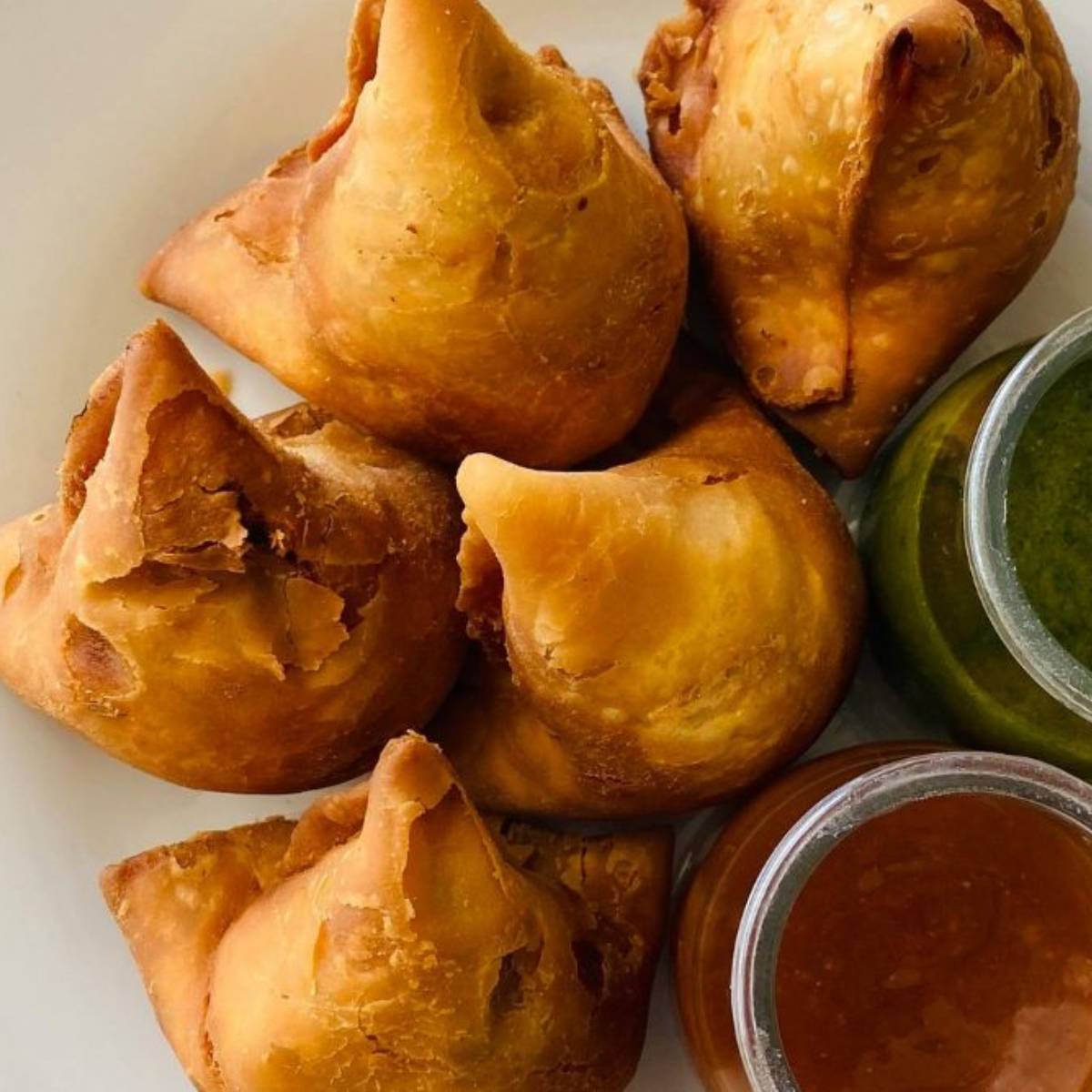 চকোলেট শিঙাড়া পাওয়া যায় টামারাতে। এখানকার চকোলেট হেজেলনাট শিঙাড়া এক বার চেখে দেখতেই পারেন।