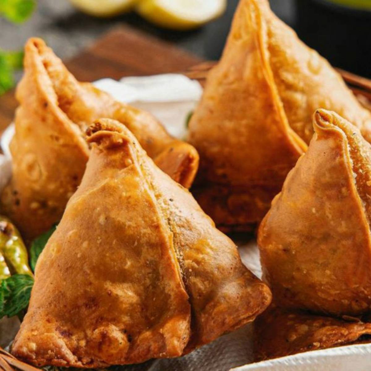 ভবানীপুরের আর একটি বিখ্যাত শিঙাড়ার ঠিকানা রেলিশ। আলু খেতে যদি ভাল না বাসেন, তা হলে বরং চুঁ মারুন এই দোকানে। মুগ ডালের পুরের এই শিঙাড়া দারুণ লাগবে।
