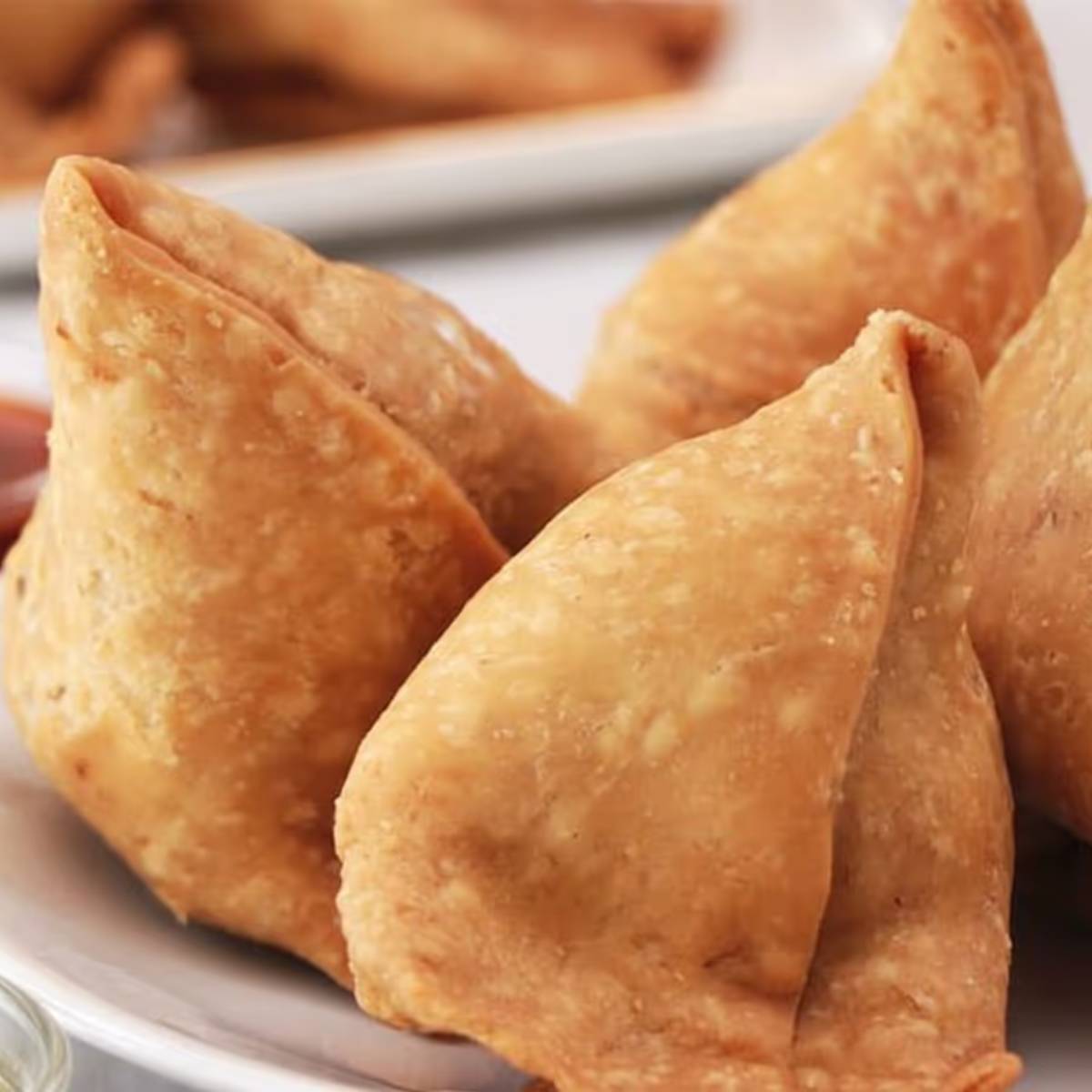 কলকাতায় নানা জায়গায় ভাল স্বাদের শিঙ্গাড়া পাওয়া যায়। ভবানীপুরের নিউ সৌরাষ্ট্র নিমকি হাউসে পেঁয়াজের শিঙাড়া খেতে ভালবাসেন না, এমন মানুষ পাওয়া ভার। বাইরেটা মুচমুচে আর ভিতরে আলু এবং পেঁয়াজের পুর। আহা, শুনলেই যেন জিভে জল।