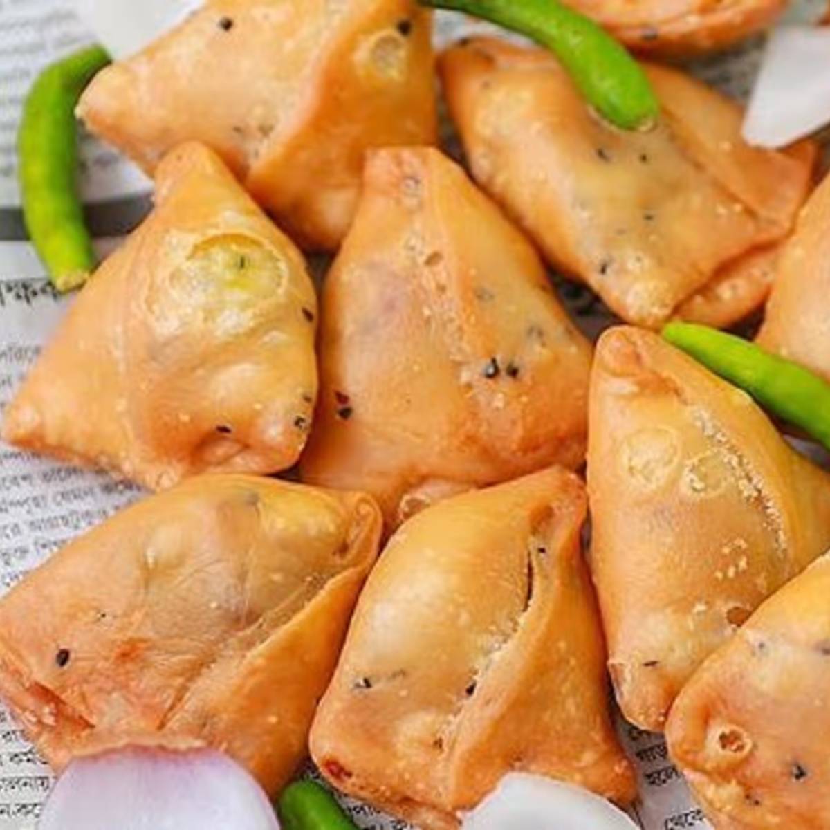 বাঙালির জীবনে শিঙাড়া একটা দারুণ ইভিনিং স্ন্যাকস। এই প্রতিবেদনে আমরা কলকাতার সেরা ৫ শিঙাড়ার দোকানের হদিস দেব আপনাদের।