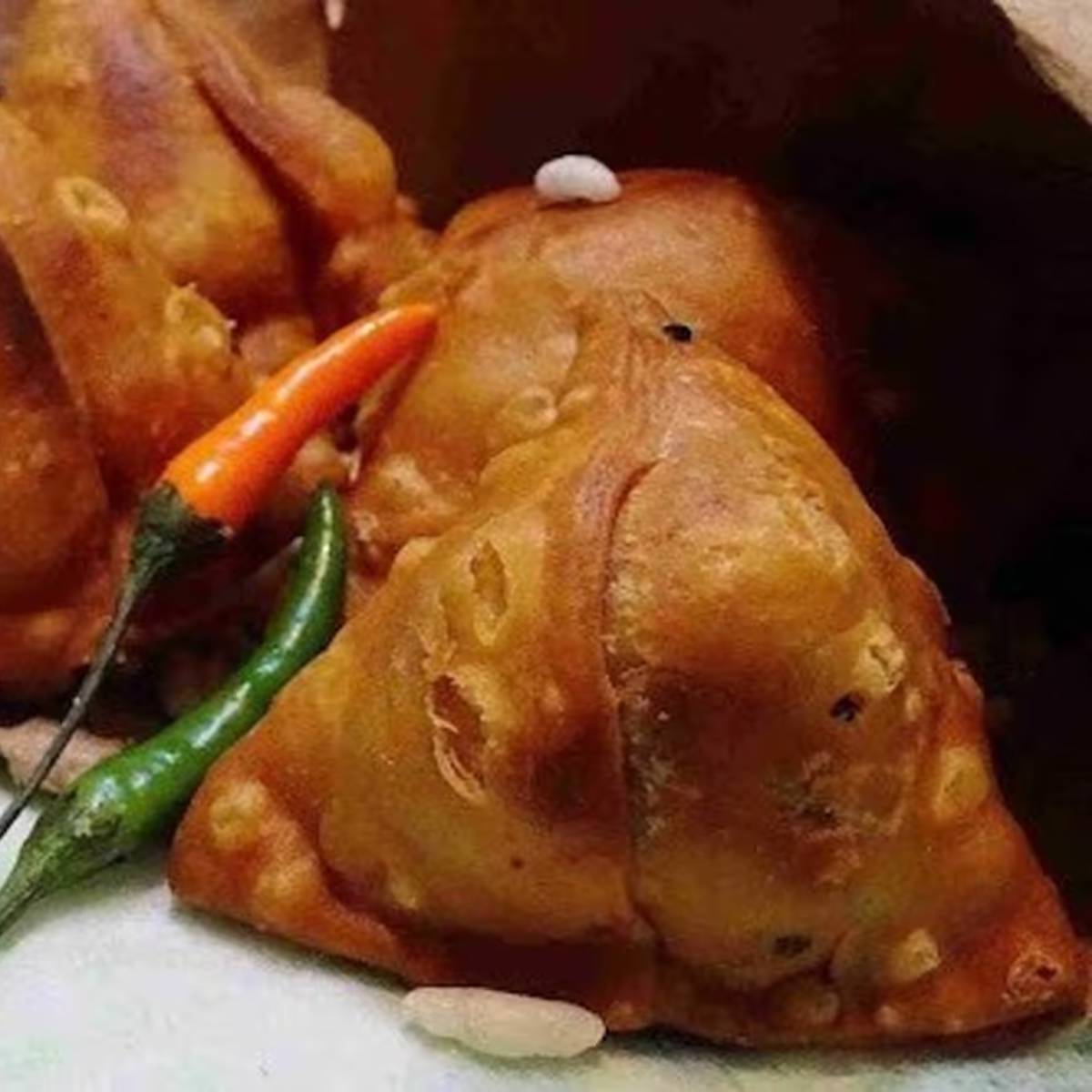 মৌচাক, পুঁটিরাম, বলরাম মল্লিক ও রাধারমণ মল্লিক, ঘোষ অ্যান্ড সনস, ইত্যাদি নাম করা মিষ্টির দোকানের শিঙাড়ার কাছে কিন্তু হার মানবে অন্য সব কিছুই।