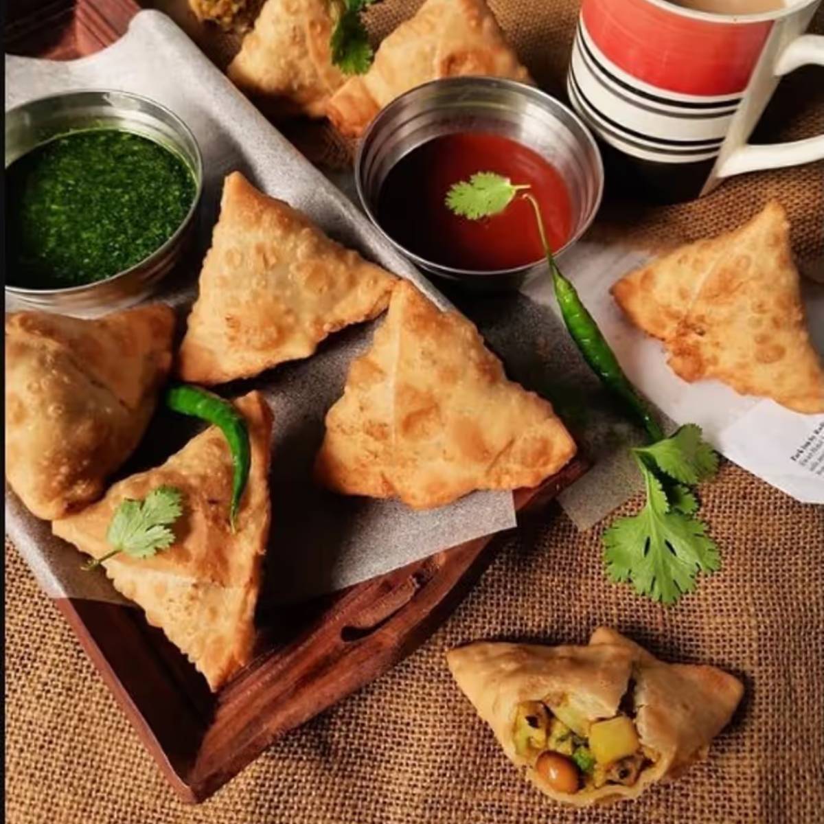 সিঙ্গাড়া ভারতীয় খাবার নয়। ইরানের মালভূমি থেকে ভারতে এসেছিল। ধারণা করা হয় যে সিঙ্গাড়ার জন্ম হয়েছিল মধ্য এশিয়া এবং মধ্যপ্রাচ্যে। সেই সময় 'সান বোসাগ' বলা হত, যার অর্থ ফার্সি ভাষায় ত্রিভুজাকার পেস্ট্রি।