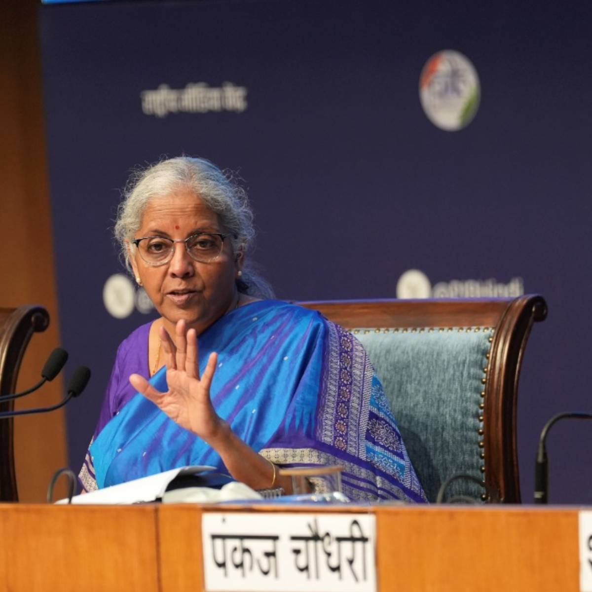 আগে ১০ টাকার বিস্কুটের উপর ১৮% জিএসটি ছিল ১.৮ টাকা, নতুন ৫% জিএসটি চালু হওয়ার পর, কর হবে ৫০ পয়সা। মোট সাশ্রয় হবে ১.৩ টাকা।