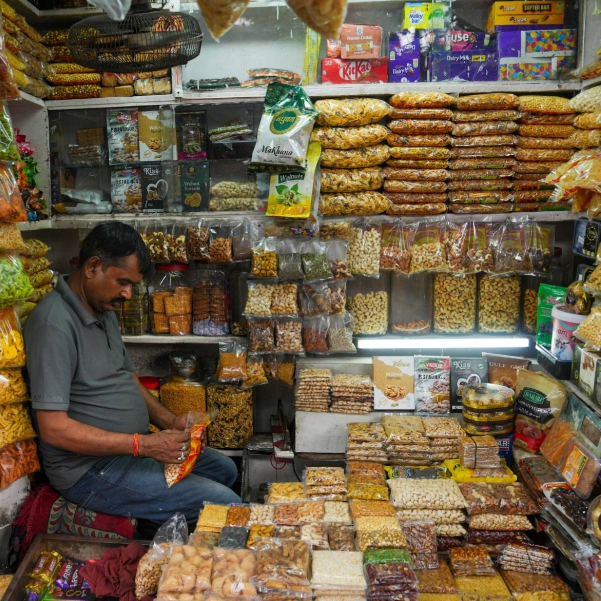 তেল এবং শ্যাম্পুর উপর কর ১৮% থেকে কমিয়ে ৫% করা হয়েছে, অন্যদিকে বিস্কুটে ১৮% এবং ১২% স্ল্যাব থেকে সরিয়ে ৫% এর মধ্যে রাখা হয়েছে।