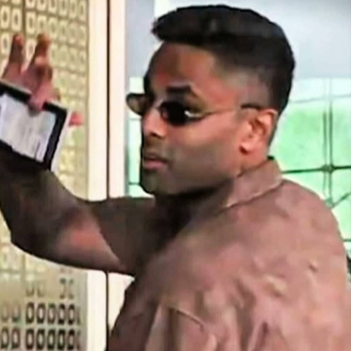 এর আগে কোনদিনই সেভাবে চুলে রঙ করা বা চুল অন্যভাবে কাটতে দেখা যায়নি সূর্যকুমারকে। তবে তাঁর এই স্টাইল মন কেড়েছে ফ্যানদের। সোশ্যাল মিডিয়ায় কথা হচ্ছে এই হেয়ার ড্রেসারকে নিয়েও।