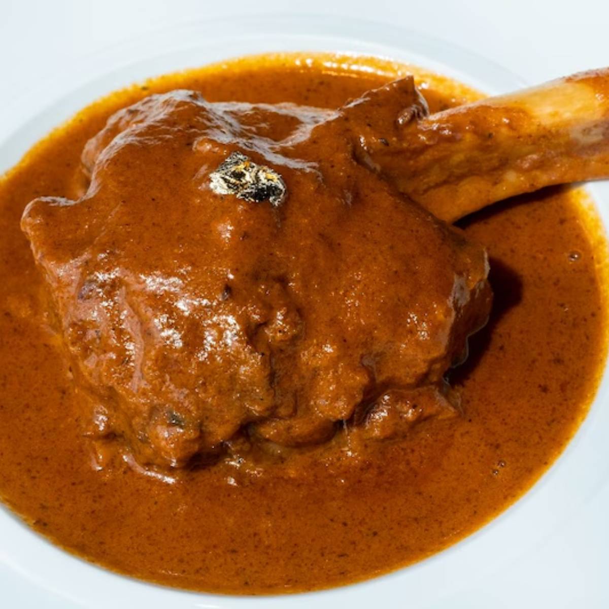 গরম ভাতের সঙ্গে পরিবেশন করুন। নিরামিষ মাংস চাইলে ঘরেই বানিয়ে নেওয়া যেতে পারে। 
