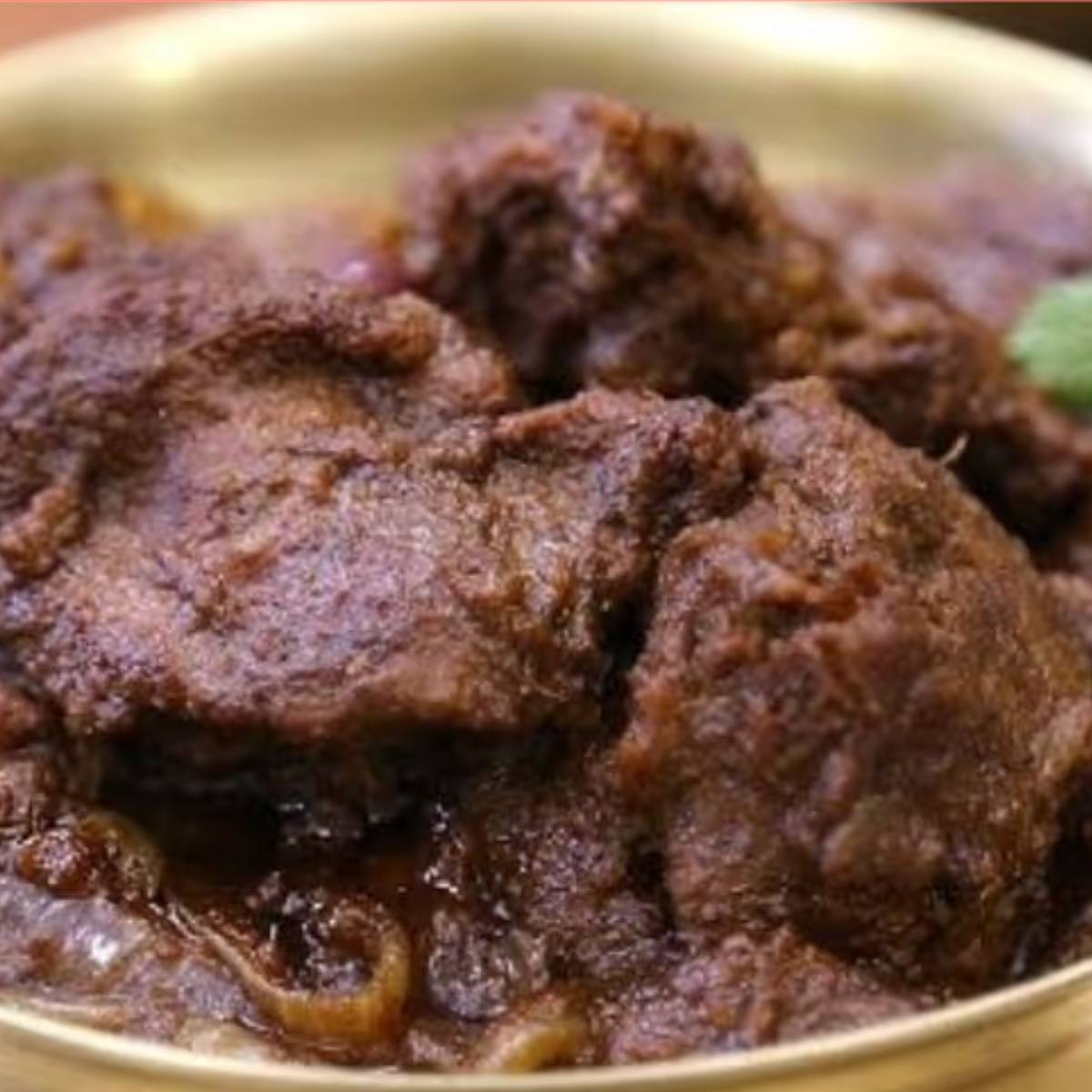 মাংস তেল ছেড়ে দিলে জিরে, ধনে, পোস্ত, সর্ষে, হলুদ ও লাললঙ্কা বাটা দিয়ে ভালো করে কষুন। মাংস নরম হয়ে গেলে নুন দিয়ে ২ কাপ গরম জল দিয়ে আঁচ বাড়িয়ে ৫ থেকে ৭ মিনিট ফুটিয়ে মাংস নামিয়ে নিন।