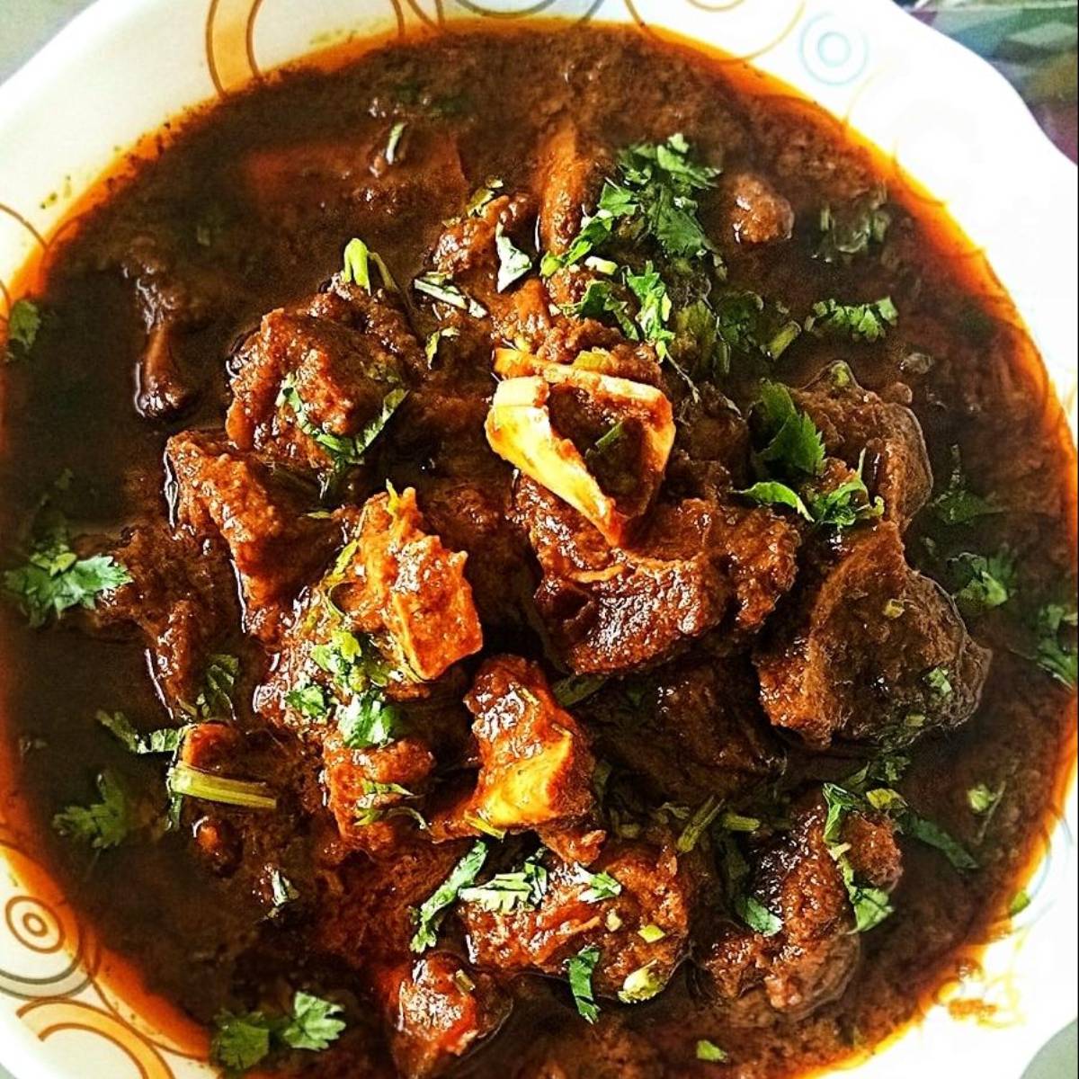 সব শেষে একটা বড় হাতায় ২ চামচ তেলে গরমমশলা বাটা দিয়ে ‘ছোঁক’ তৈরি করে মাংসের ঝোলে মিশিয়ে দিয়েই সঙ্গে সঙ্গে চাপা দিয়ে দিন। গরম ভাতের সঙ্গে পরিবেশন করুন।