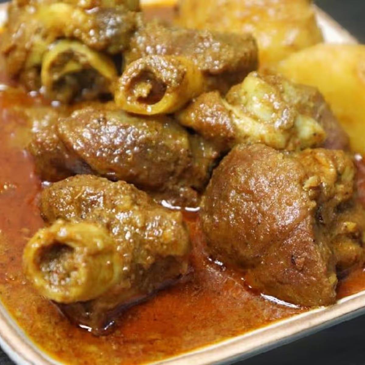 শুরুতেই ম্যারিনেট করতে হবে মাংস। খাসির মাংস এক টেবিল চামচ সর্ষের তেল, হলুদ আর দই মাখিয়ে অন্ততঃ ২ ঘণ্টা রেখে দিন।