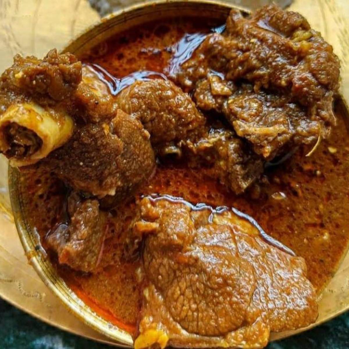 সাধারণভাবে খাসির মাংস বলতেই আমাদের মুখ জল চলে আসে। তবে সাধারণভাবে আমাদের বাড়িতে যা খাওয়া হয়, তাতে পেঁয়াজ, রসুন থাকে। 