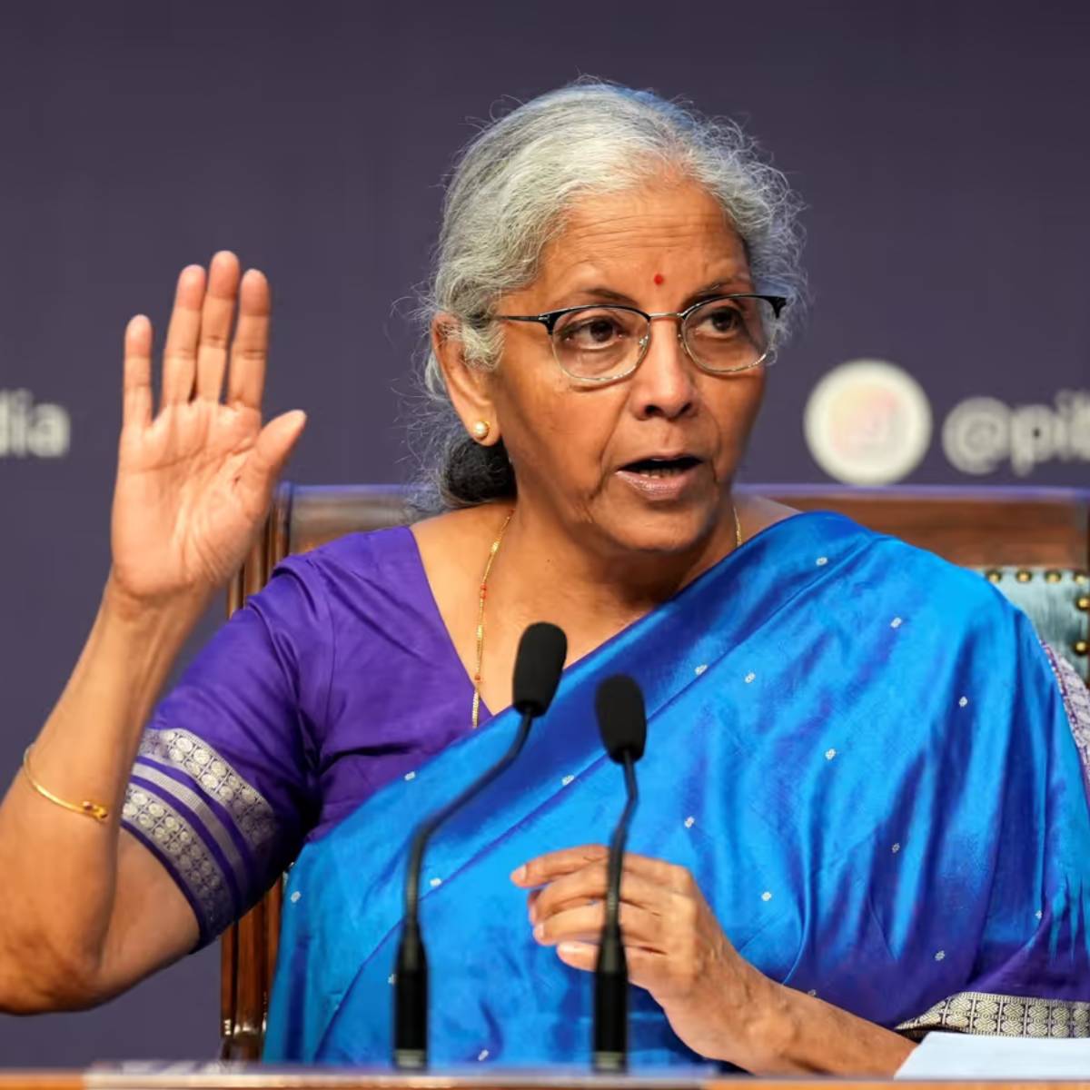 জিএসটি কমানোর পর, মধ্যবিত্ত পরিবারের মৌলিক চাহিদা চার চাকার গাড়ি, দুই চাকার গাড়ি এবং স্কুটারের দামে ব্যাপক কমে গিয়েছে।