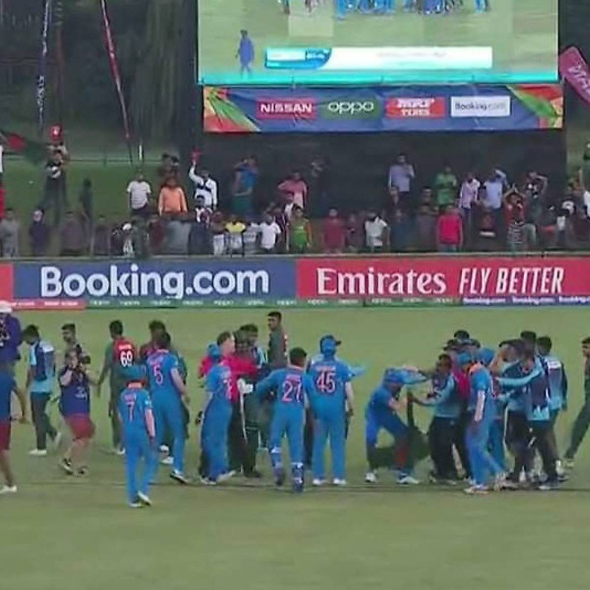 ২০২০ সালে, অনূর্ধ্ব-১৯ বিশ্বকাপের ফাইনাল ভারত এবং বাংলাদেশের মধ্যে খেলা হয়েছিল। ম্যাচ চলাকালীন উভয় দলের খেলোয়াড়রা গালিগালাজ করেন। তবে চ্যাম্পিয়ন হওয়ার পর বাংলাদেশের খেলোয়াড়রা ভারতীয় খেলোয়াড়দের সঙ্গে অভদ্র আচরণ করেন।