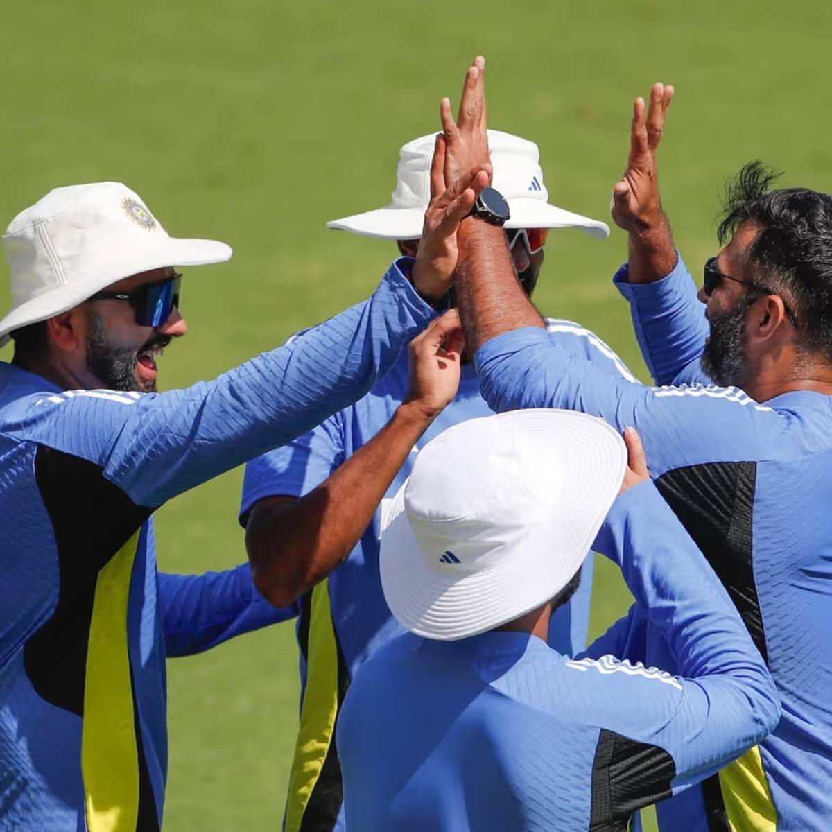 সামনেই অস্ট্রেলিয়ার মাটিতে এক দিনের সিরিজ রয়েছে ভারতের। টেস্ট ও টি-টোয়েন্টি থেকে অবসর নেওয়ার পর রোহিত এখন শুধু এক দিনের ক্রিকেট খেলবেন বলে জানিয়েছেন। 
