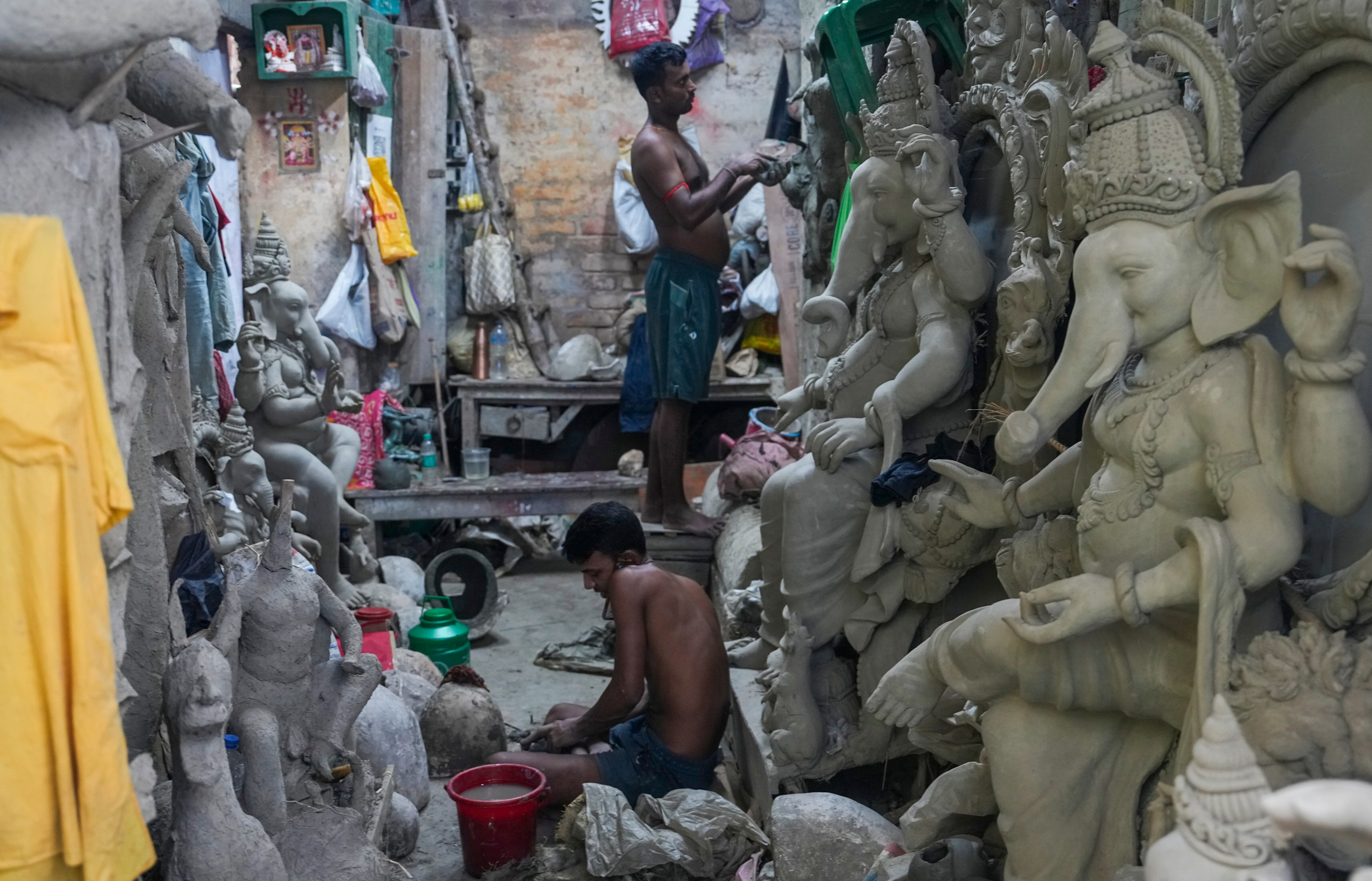 প্রতিমা তৈরির কাজ একেবারে শেষ পর্যায়ে
