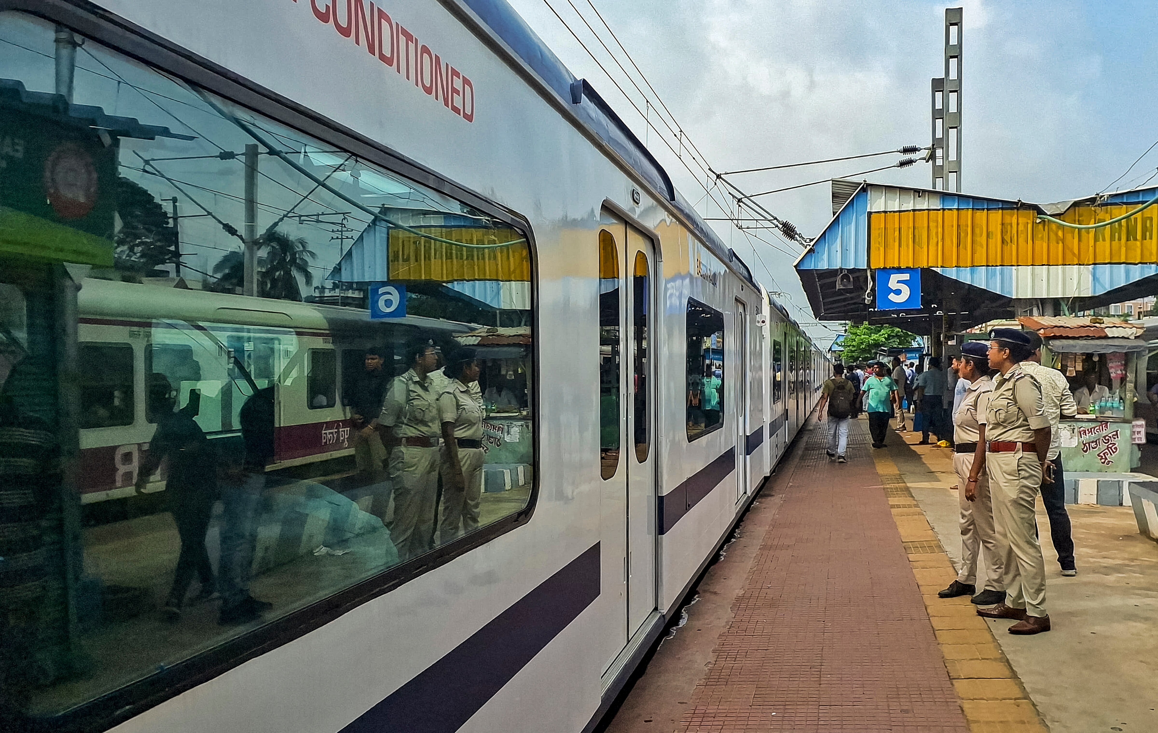 কোন কোন স্টেশনে থামবে