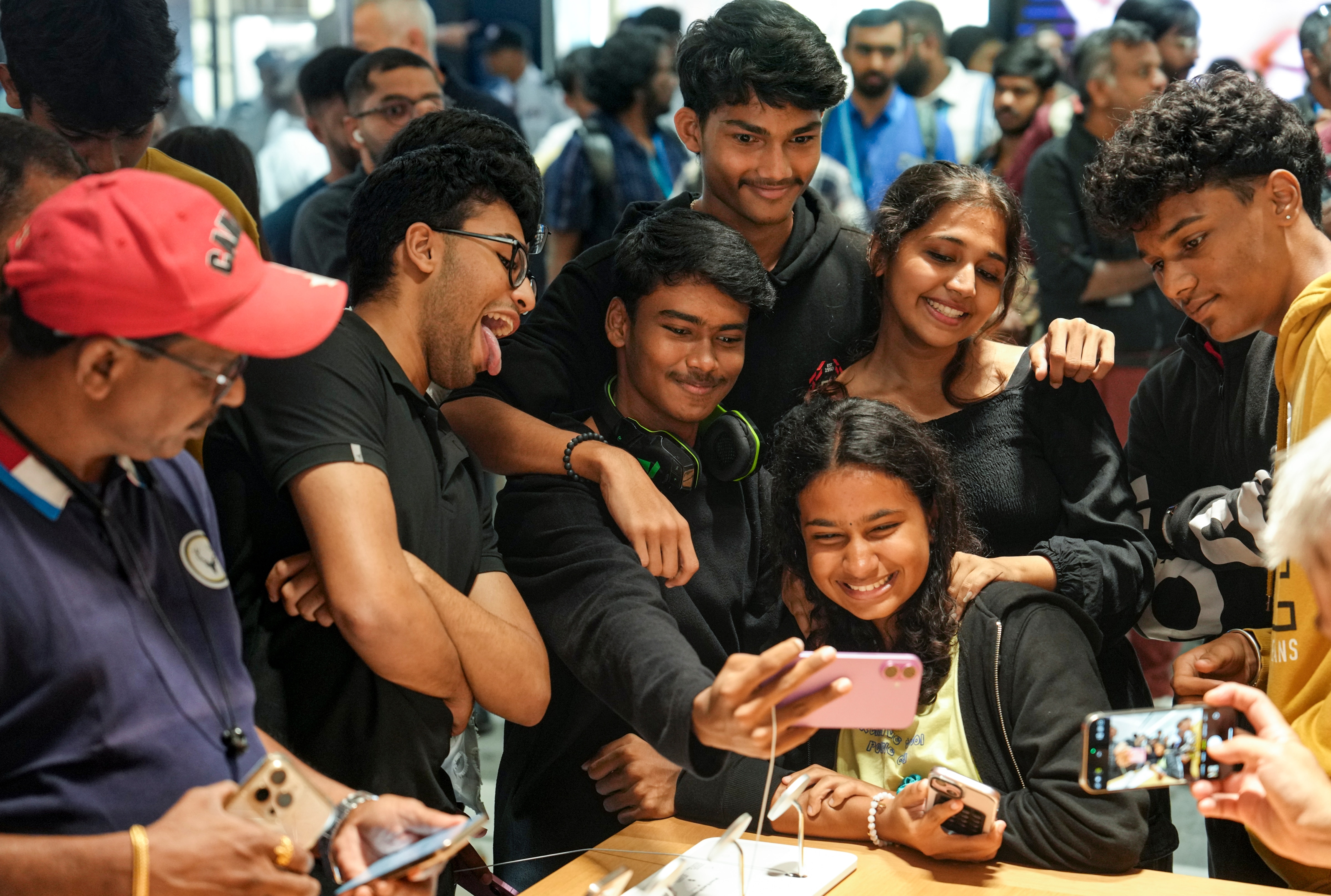  iPhone 17 কিনলে ন্যূনতম EMI 