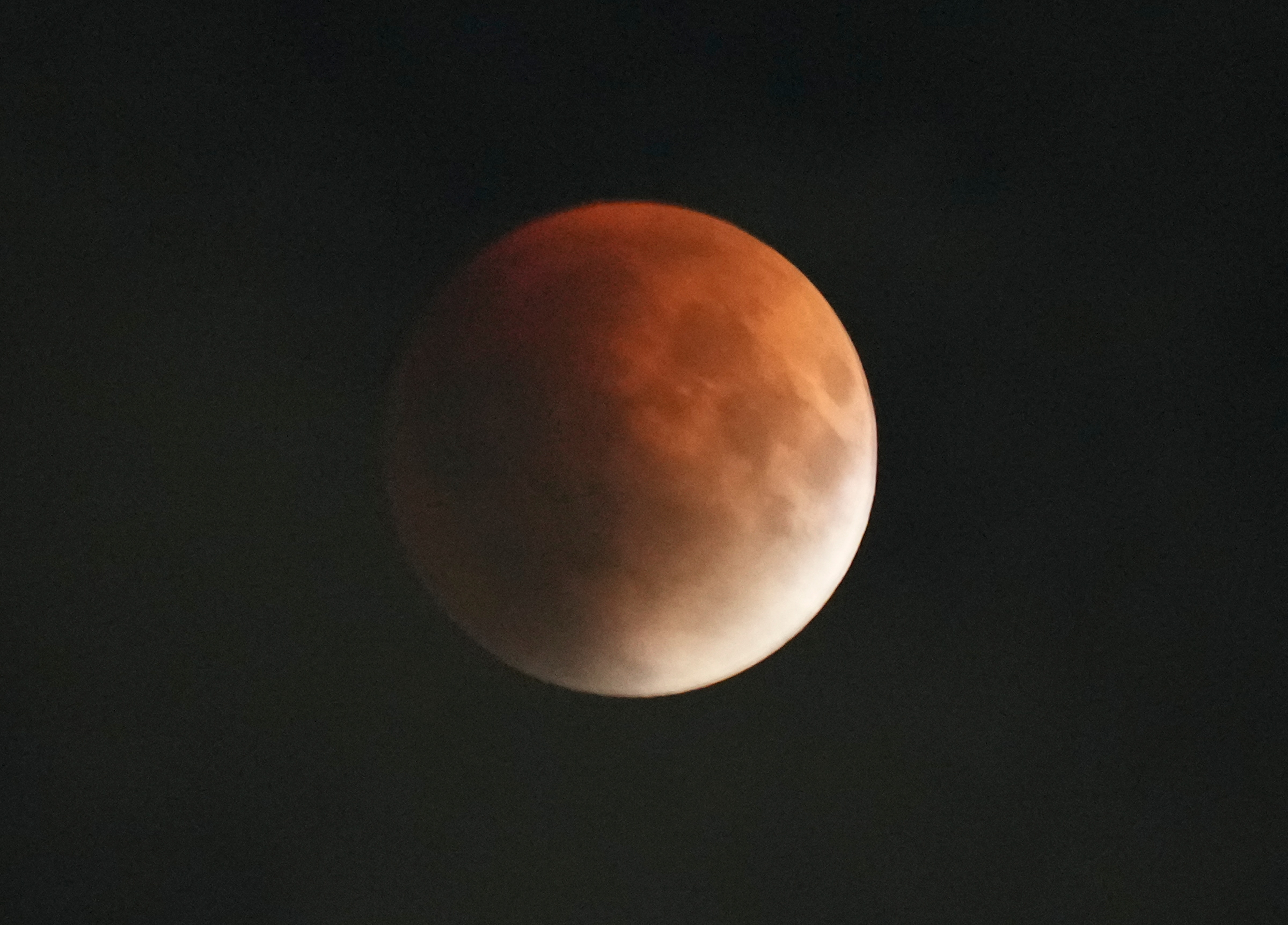 রাতের 'লাল চাঁদ' VIRAL, মহাজাগতিক বিস্ময় কোথায় কেমন দেখা গেল? সব ছবি