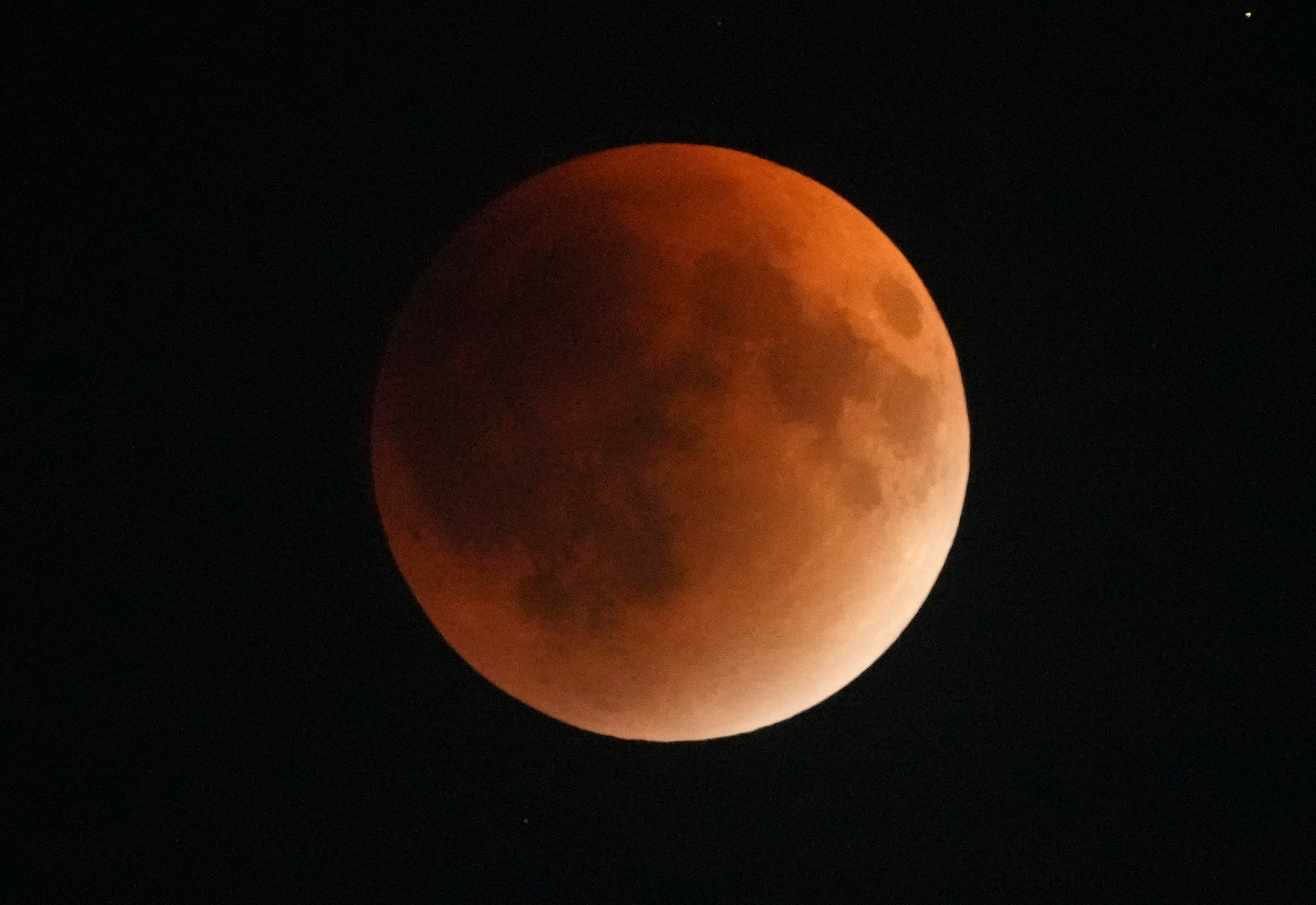 রাতের 'লাল চাঁদ' VIRAL, মহাজাগতিক বিস্ময় কোথায় কেমন দেখা গেল? সব ছবি