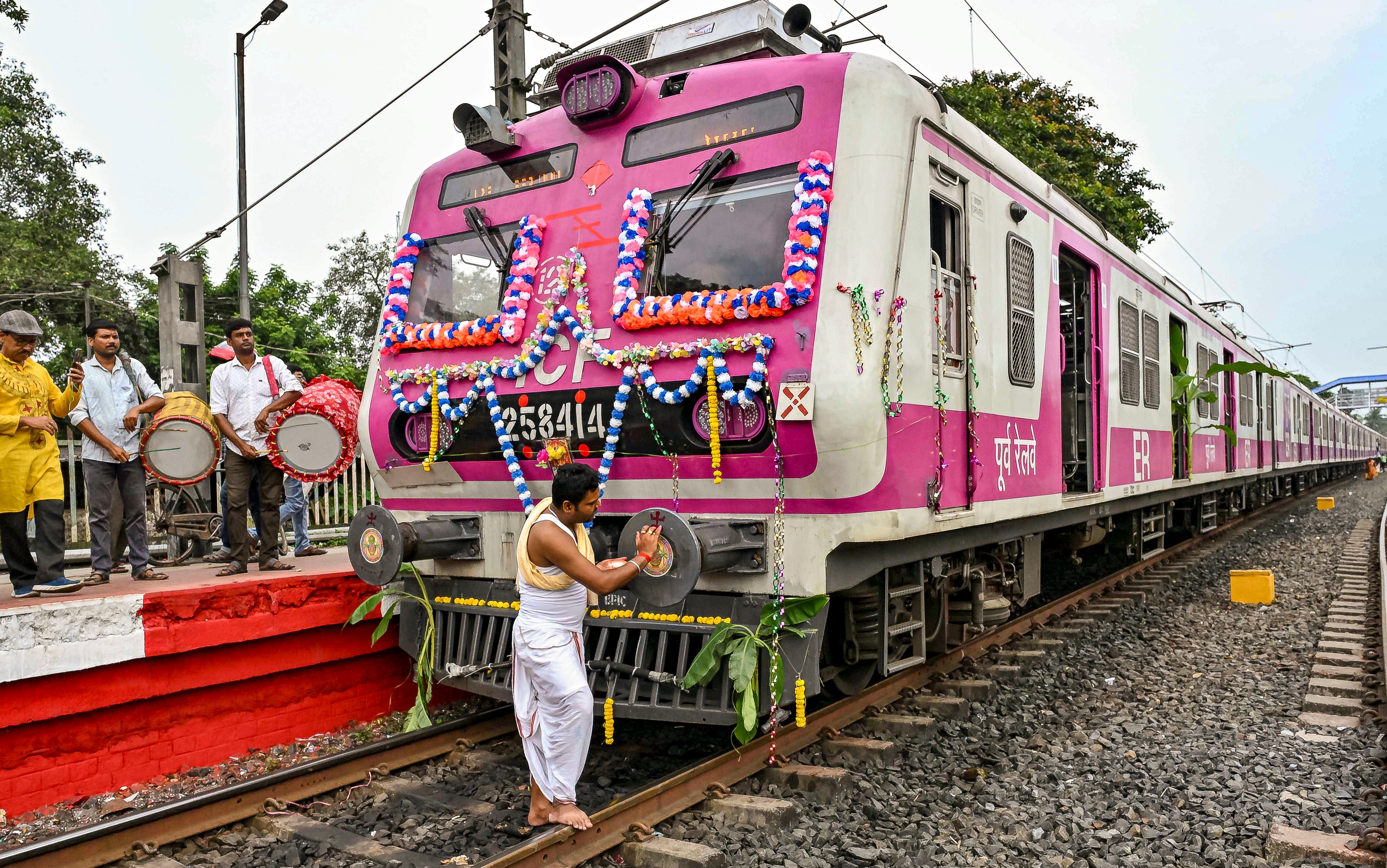 দেবশিল্পী বলা হয় বিশ্বকর্মাকে