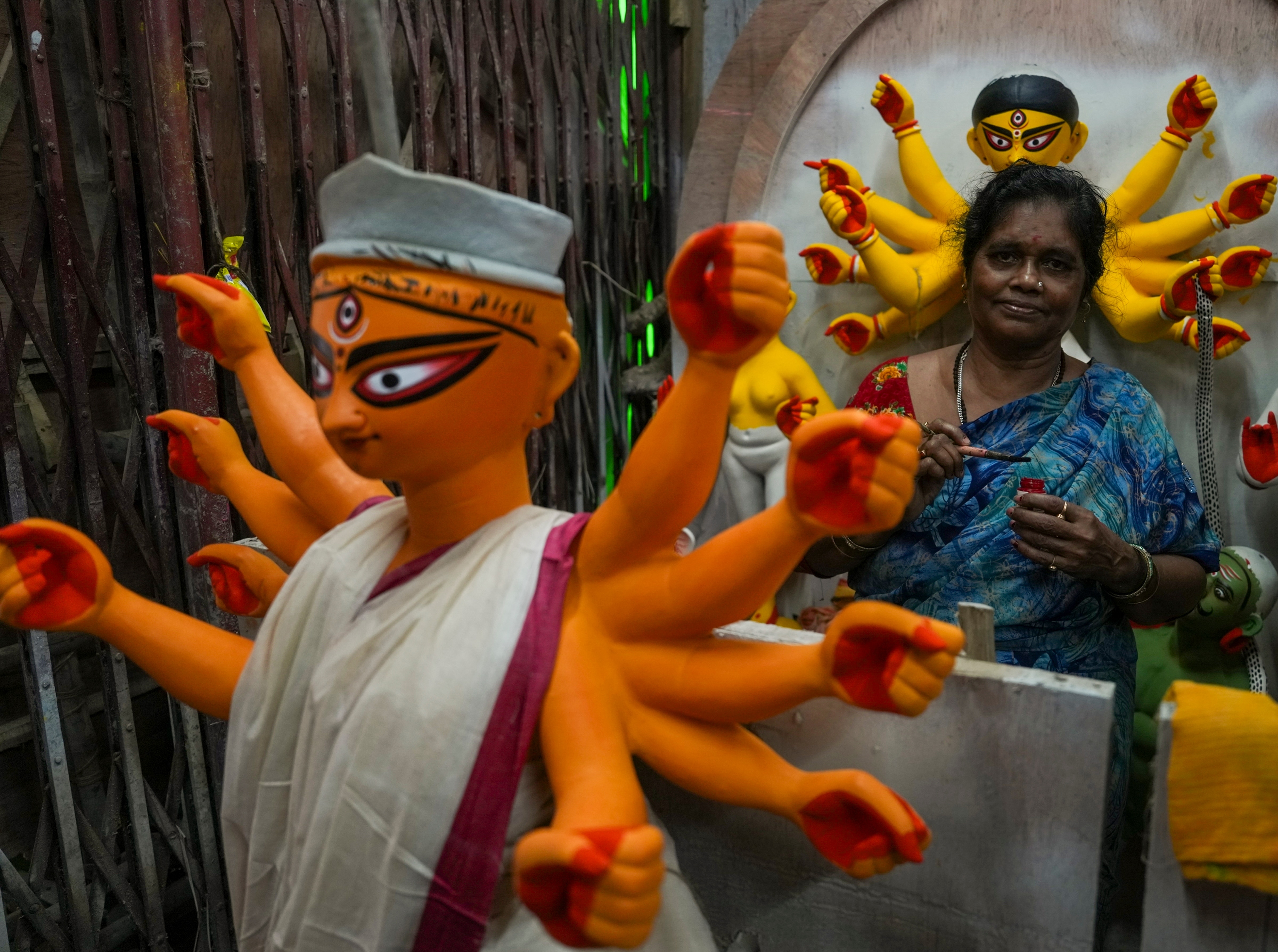 শ্যুটিংয়ের জন্য বুকিং নিতে হয়