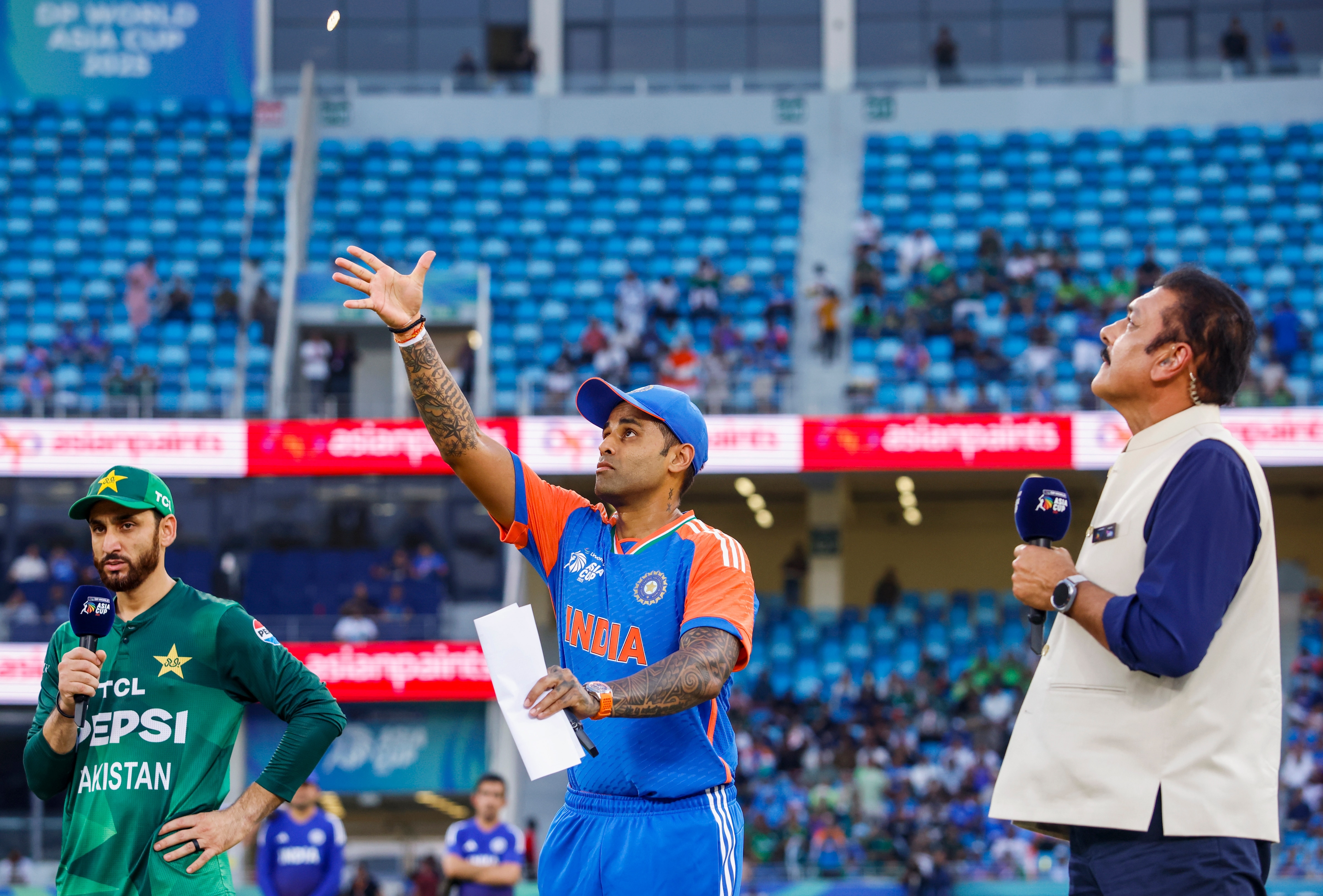 রাজনীতি আর অস্বস্তির ছায়ায় ঢেকে গেল