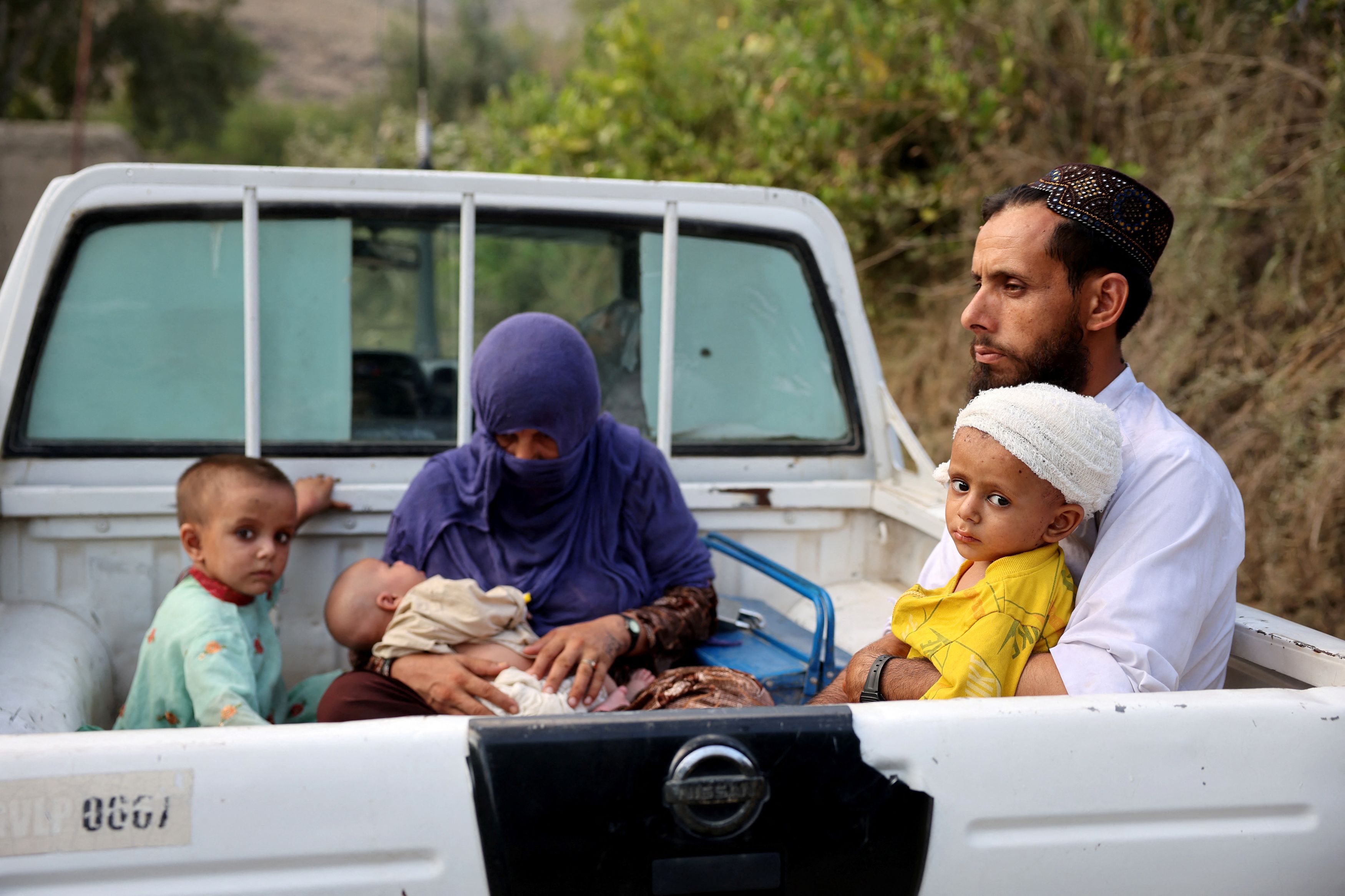 অনেকে ধ্বংসস্তূপে আটকে আছেন, বা খোঁজই মেলেনি অনেকে ধ্বংসস্তূপে আটকে আছেন, বা খোঁজই মেলেনি