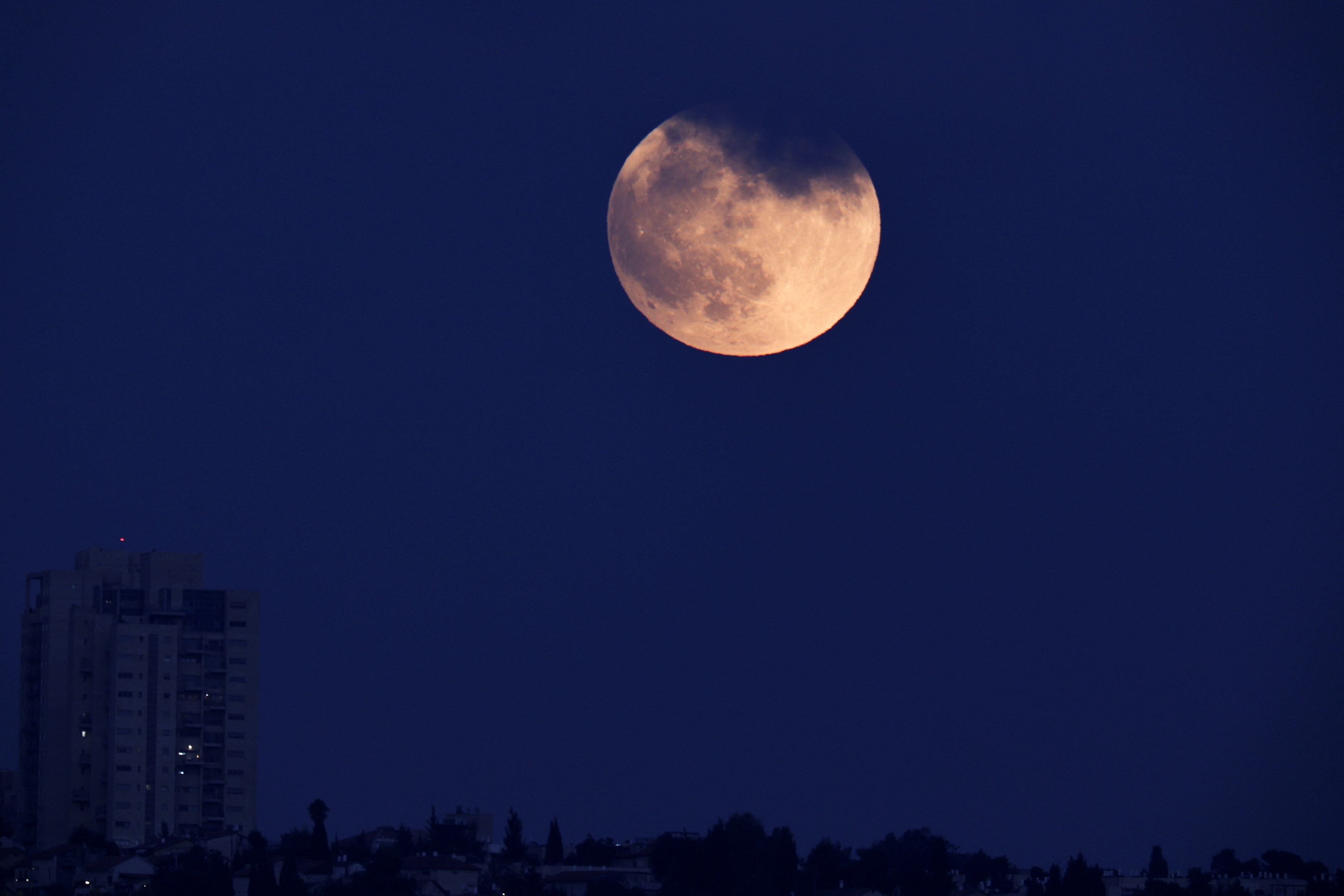 রাতের 'লাল চাঁদ' VIRAL, মহাজাগতিক বিস্ময় কোথায় কেমন দেখা গেল? সব ছবি