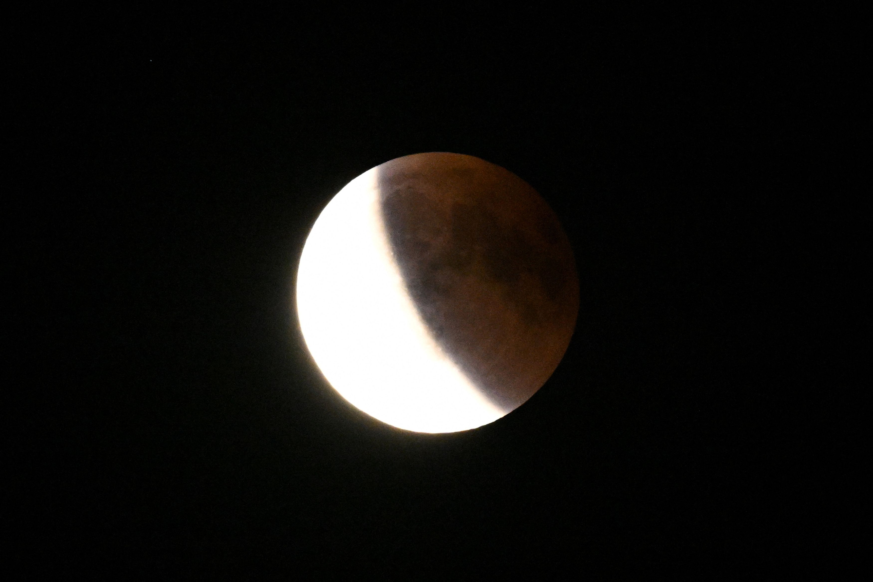 রাতের 'লাল চাঁদ' VIRAL, মহাজাগতিক বিস্ময় কোথায় কেমন দেখা গেল? সব ছবি