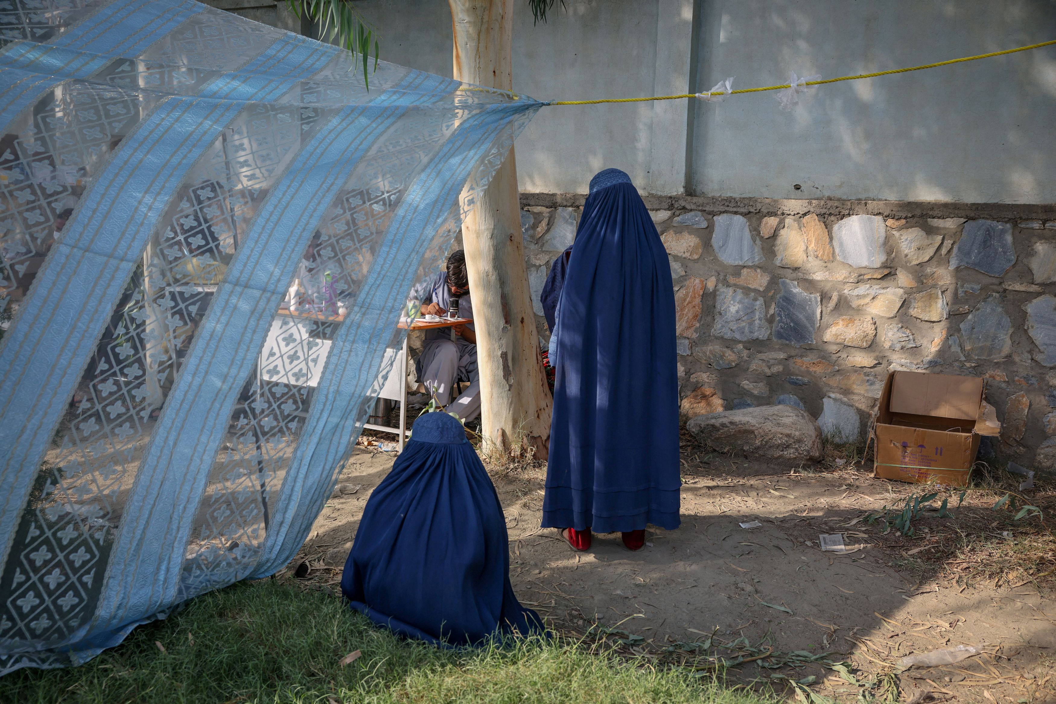 হাহাকারের মধ্যে শরিয়ত আইন  হাহাকারের মধ্যে শরিয়ত আইন