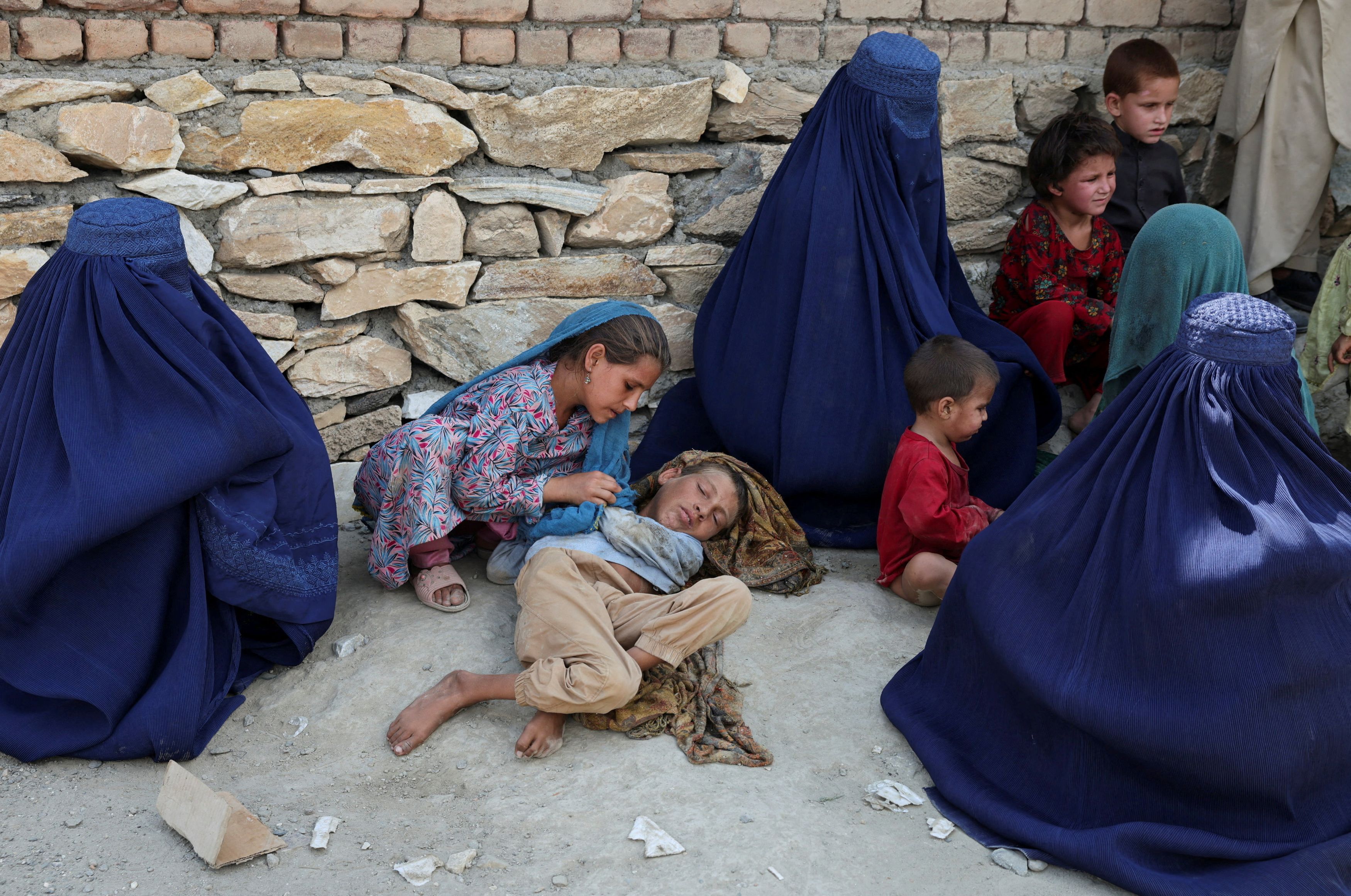 শারীরিক সংস্পর্শে আসার সাংস্কৃতিক বাধার ভয়ে শারীরিক সংস্পর্শে আসার সাংস্কৃতিক বাধার ভয়ে