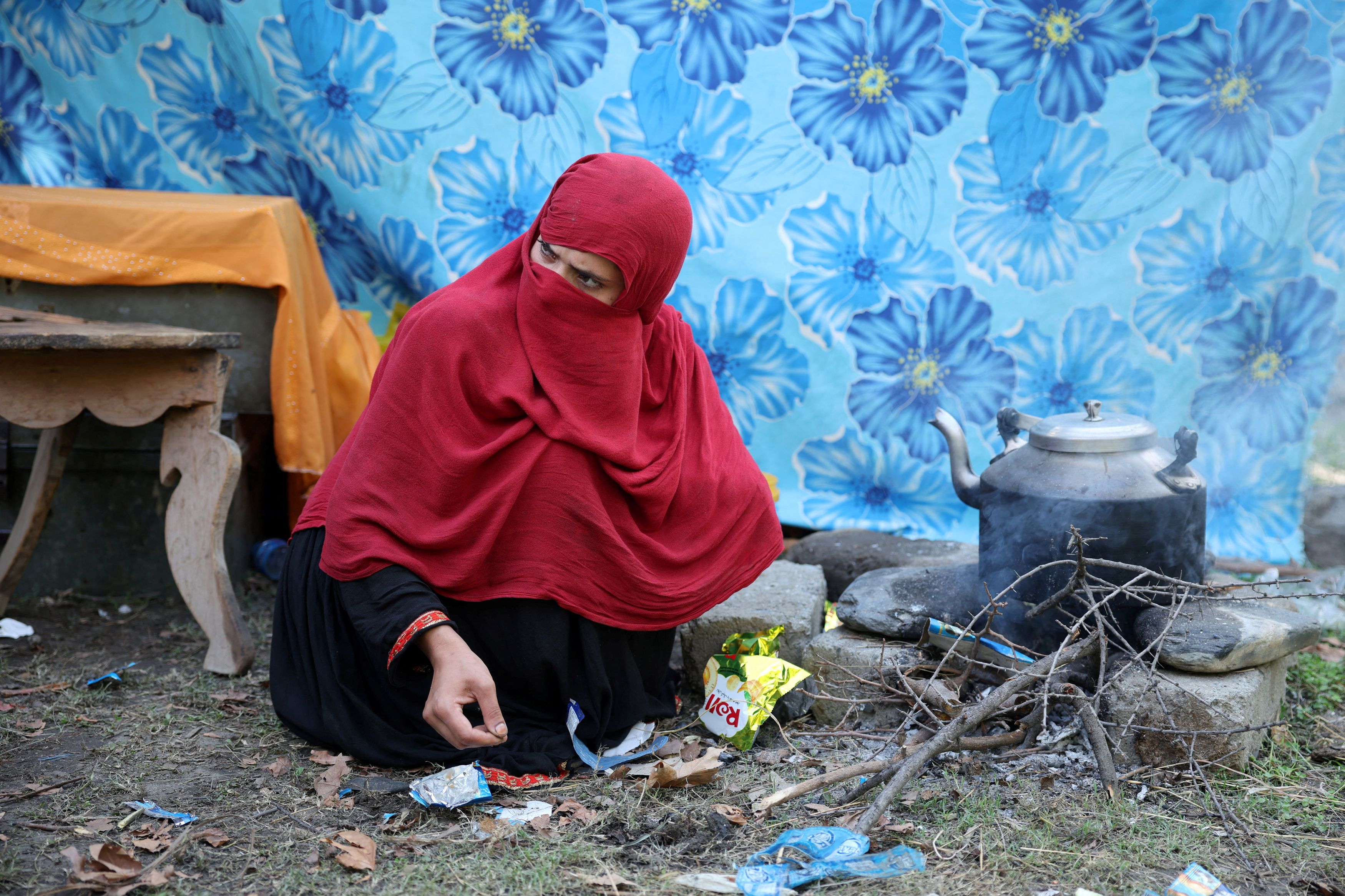 বিপর্যয়ের বোঝা আবারও মহিলাদেরই বইতে হবে বিপর্যয়ের বোঝা আবারও মহিলাদেরই বইতে হবে