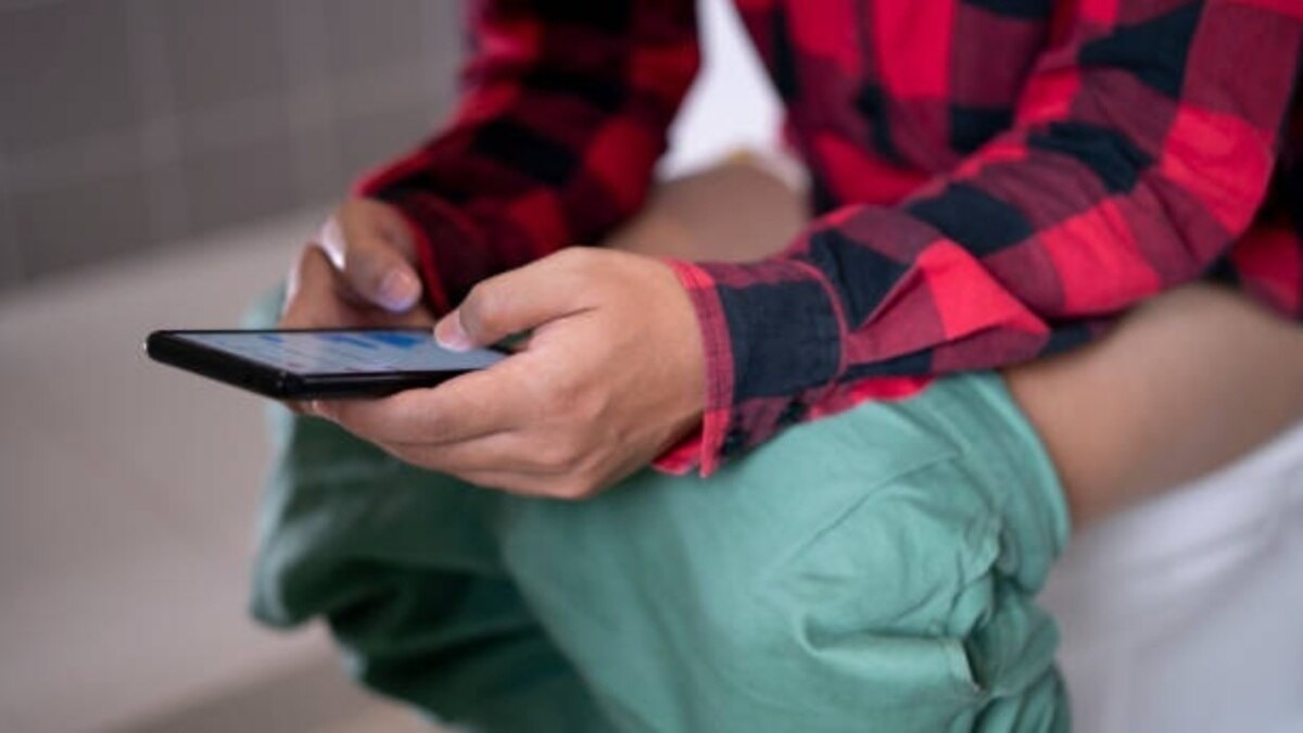 টয়লেটে মোবাইল ফোন ব্যবহার করলে হতে পারে মারাত্মক ক্ষতি  টয়লেটে মোবাইল ফোন ব্যবহার করলে হতে পারে মারাত্মক ক্ষতি